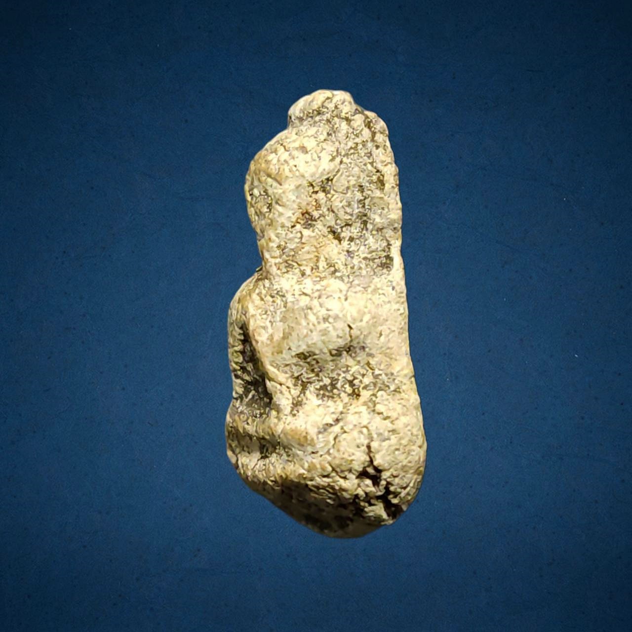 พระปิดตา แข้งซ้อน เนื้อผงเก่า ไม่ทราบที่