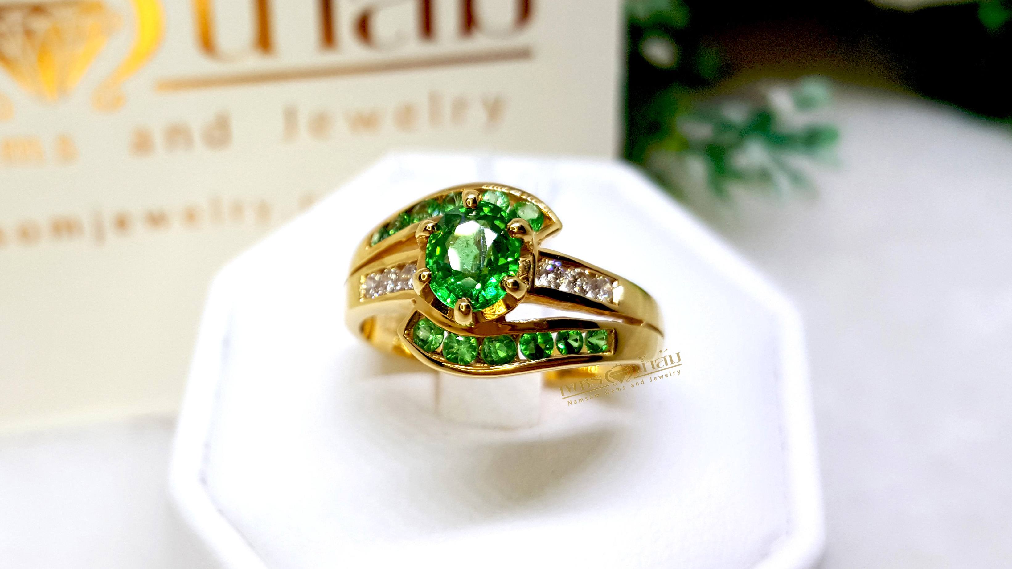 แหวนพลอยผู้หญิง Tsavorite สีสวยประดับตกแต่งด้วยเพชรแท้ คาดไขว้ด้วยTsavoriteสีสวย บนตัวเรือนทองแท้ทั้งตัวเรือน