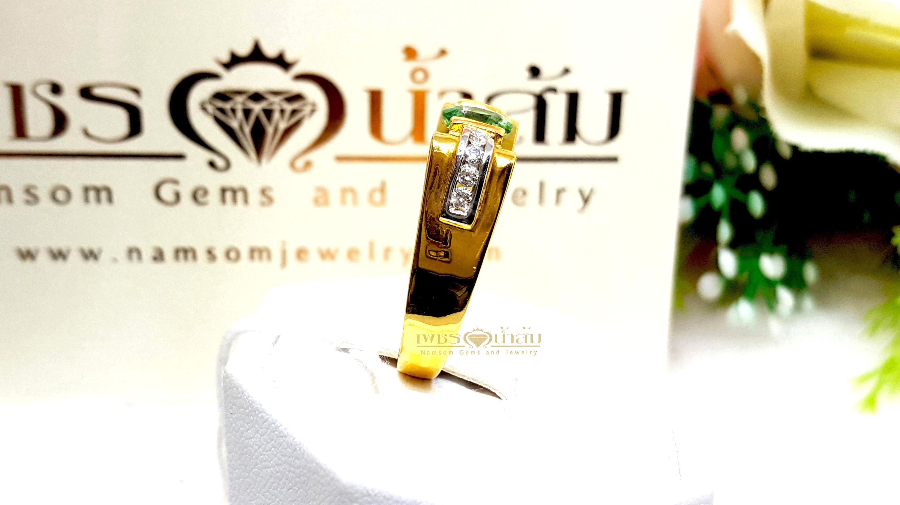 แหวนซาวาไรท์ Tsavorite สีสดประดับเพชรแท้ขอบข้างเรียงแถว ใส่ได้ทั้งคุณผู้ชายและคุณผู้หญิง บนตัวเรือนทองแท้ทั้งตัวเรือน
