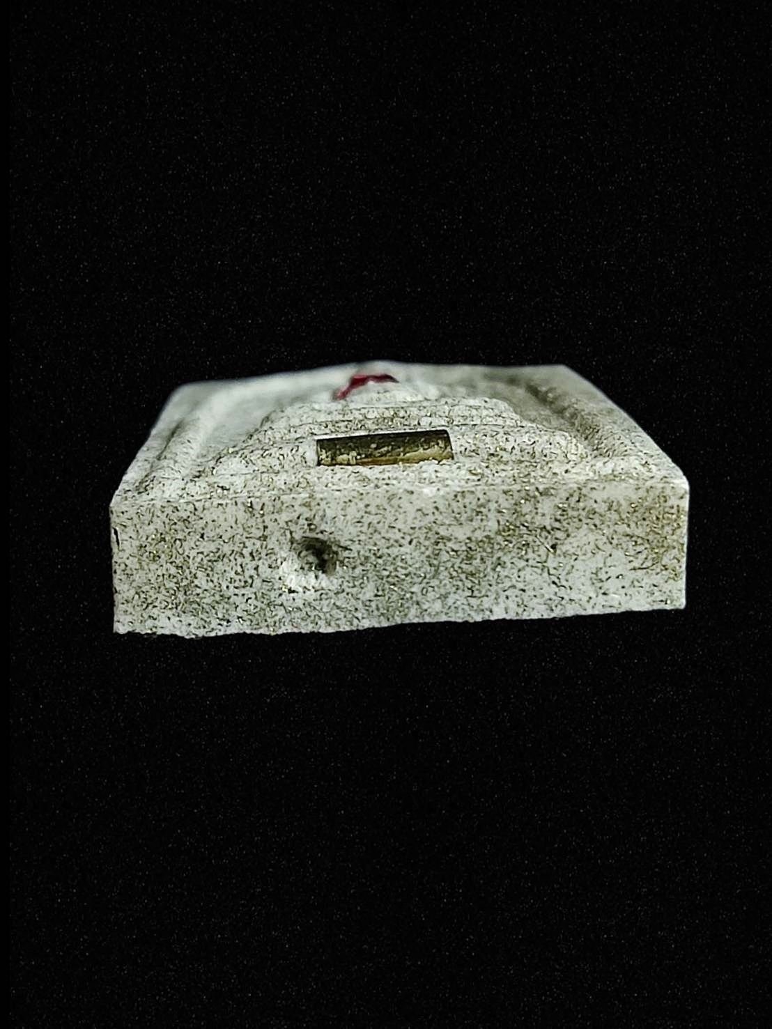 พระสมเด็จ พิมพ์ปรกโพธิ์ หลวงปู่หงษ์ พรหมปัญโญ รุ่น “ฉลองอุโบสถ” เนื้อผงว่านฝังพลอยเสก ด้านหลัง ฝังแร่ ปี2550