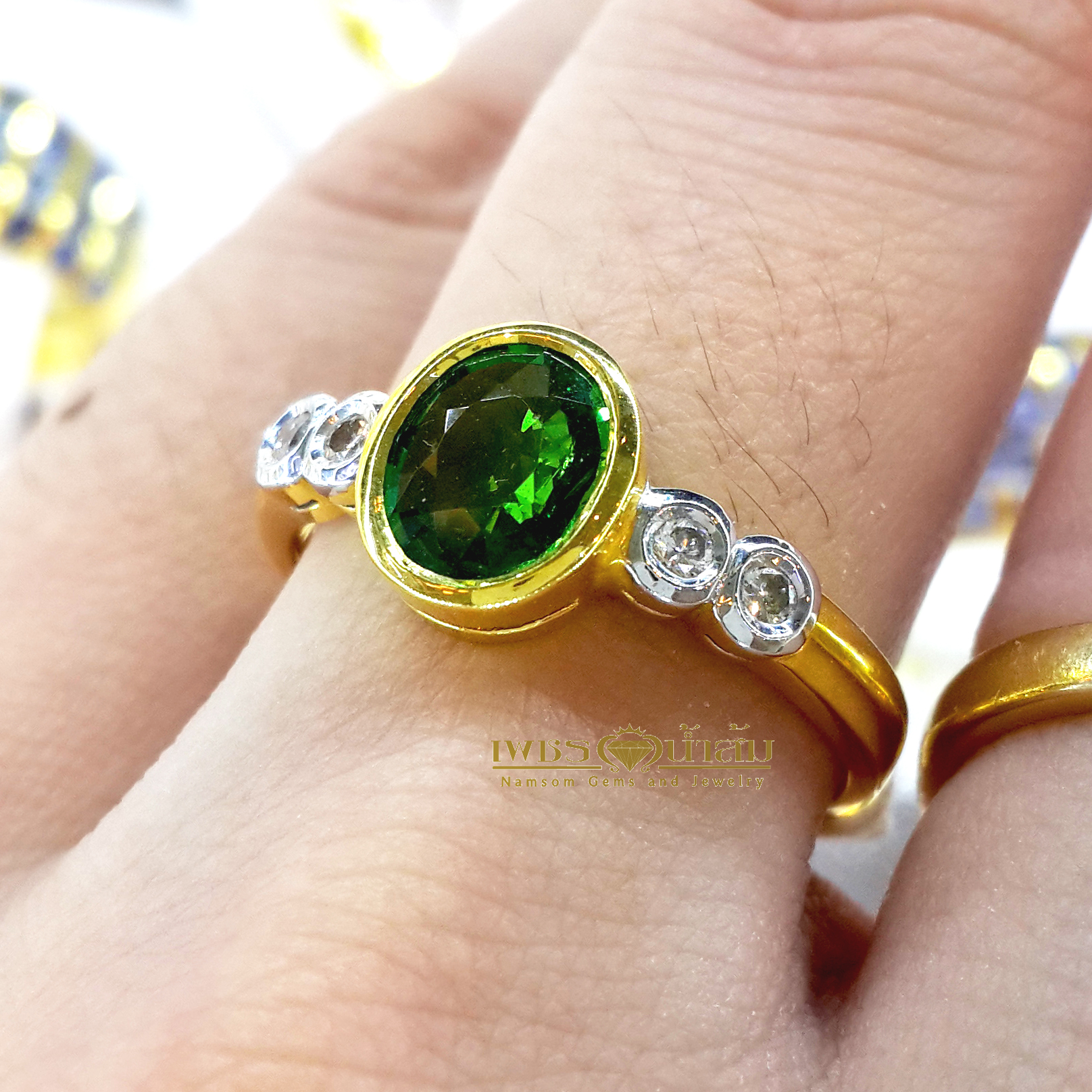 แหวนพลอยซาร์โวไรท์ Tsavorite สีสวยสด ฝังหุ้มเล่นลูกเล่นด้วยเพชรแท้เรียงราย บนตัวเรือนทองแท้ทั้งตัวเรือน