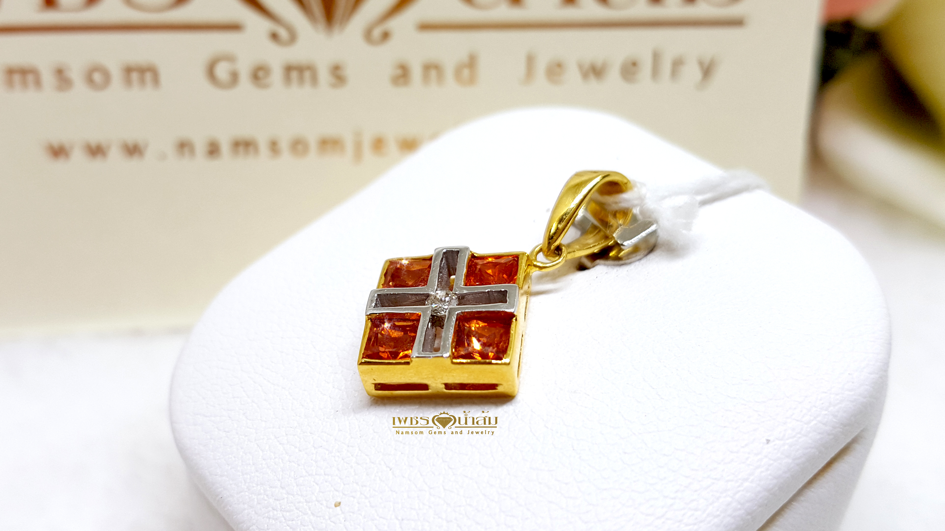 จี้พลอยบุษราคัม Yellow Sapphire ฝังเรียบไร้หนาม เจียรเป็นทรงเหลียม ฝังด้วยเพชรแท้เม็ดกลาง เพื่มลูกเล่น