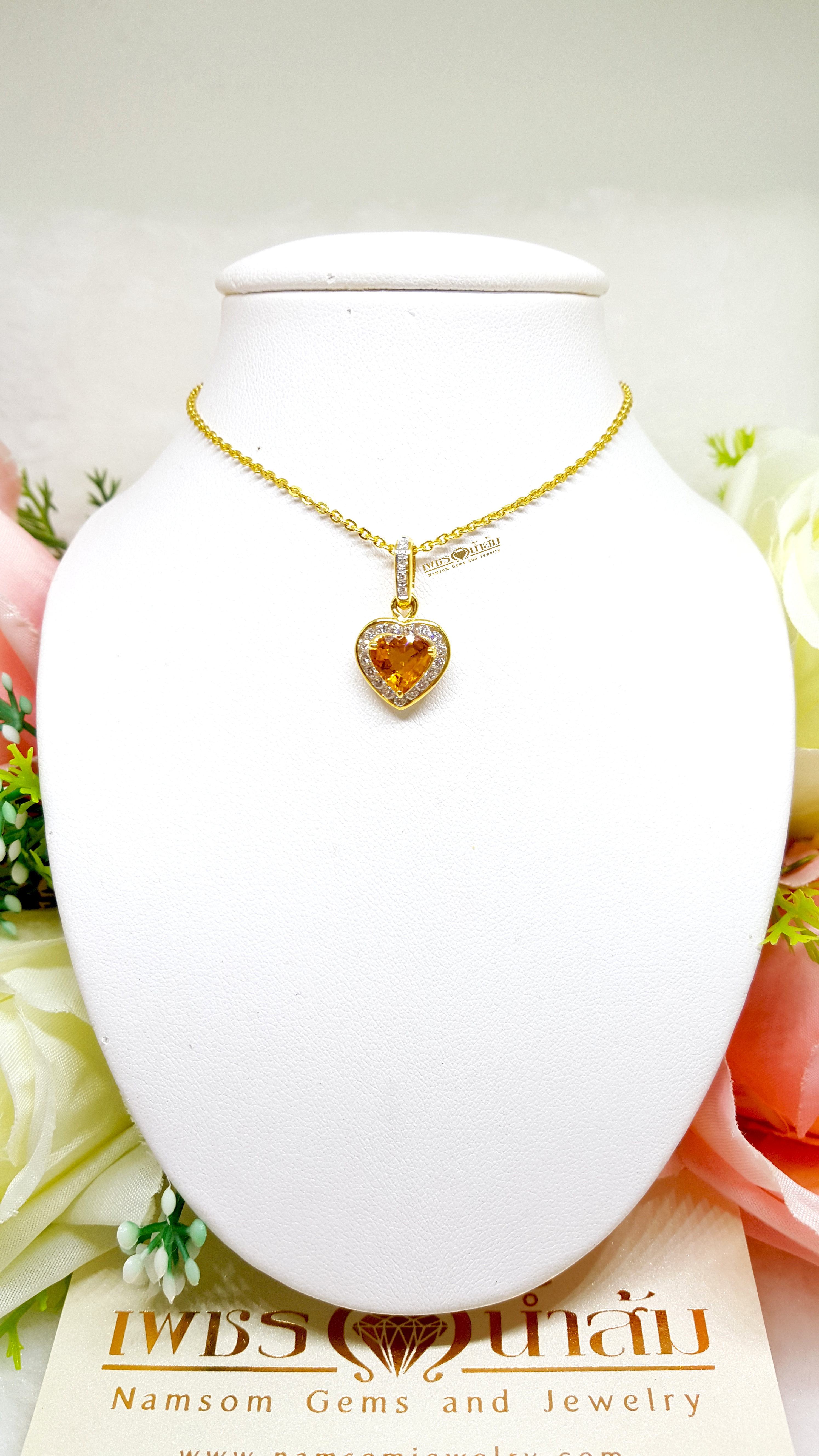 จี้บุษราคัม Yellow Sapphire ล้อมเพชรรอบตัวเรือน ตัวบุษราคัมเจียรระไนทรงหัวใจ ดูสวยหวานน่ารัก ออกมาเป็นผลงานที่งามร่วมสมัยเหนือกาลเวลา