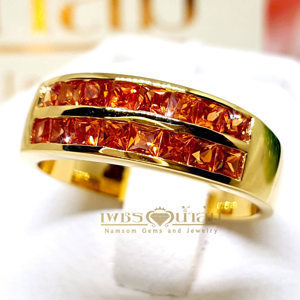 แหวนพลอย Orange Sapphire พลอยสีส้มสวย เจียรเหลี่ยมเรียงแถวปอกมีด คาดสองชั้น บนตัวเรือนทองแท้ทั้งตัวเรือน
