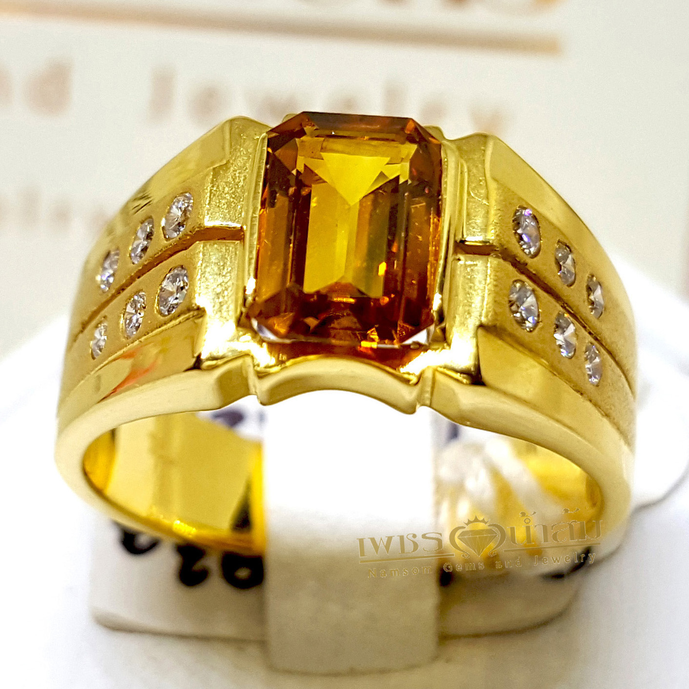 แหวนบุษราคัมน้ำงาม Yellow Sapphire ประดับฝังตกแต่งด้วยเพชรแท้เล่นลวดลาย บนตัวเรือนทองแท้ทั้งตัวเรือน