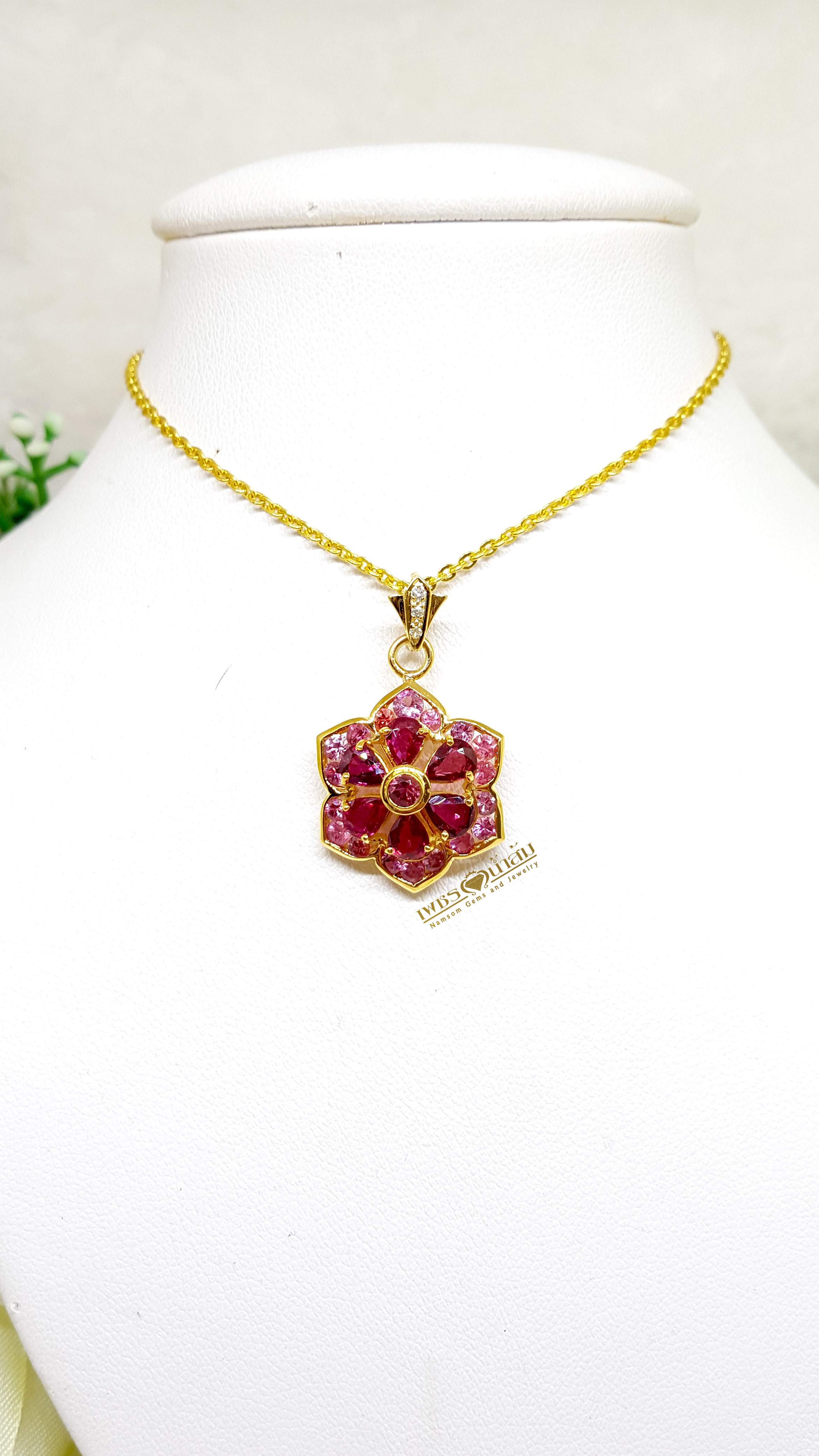 จี้พลอยทับทิม Ruby สีหวาน ประดับตกแต่งล้อมรอบด้วย Pink Sapphire ออกแบบเป็นรูปทรงดอกไม้ เย้ายวนทุกสายตา