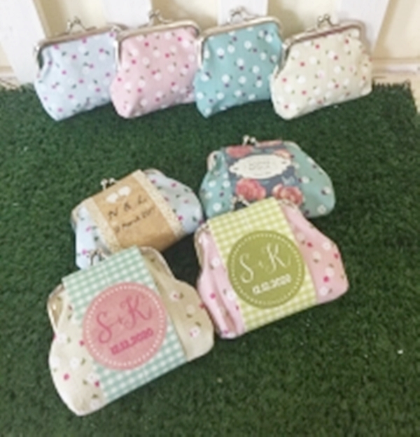 กระเป๋าแป๊กผ้าลายดอกไม้สีหวาน คละสี ติดสายคาดชื่อ