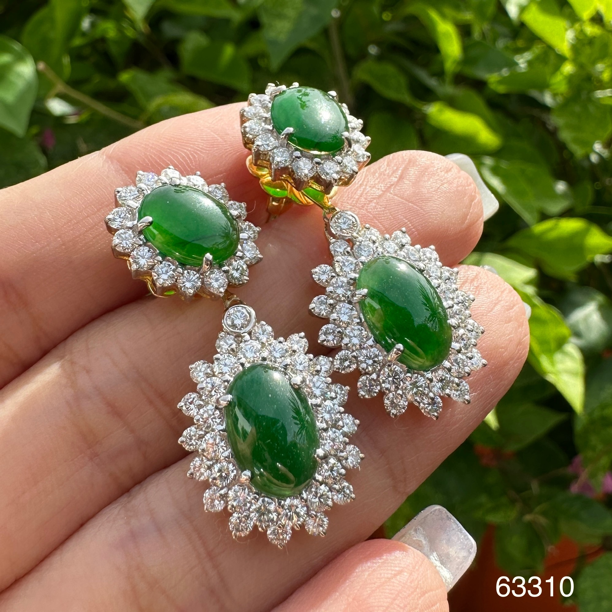 รหัส 63310 ต่างหู หยก พม่า Type A 4/10.00 ct สีเขียวสวย ล้อมเพชร 96/3.54 ct ทอง18K พร้อม Cert. นน. 16.03 g