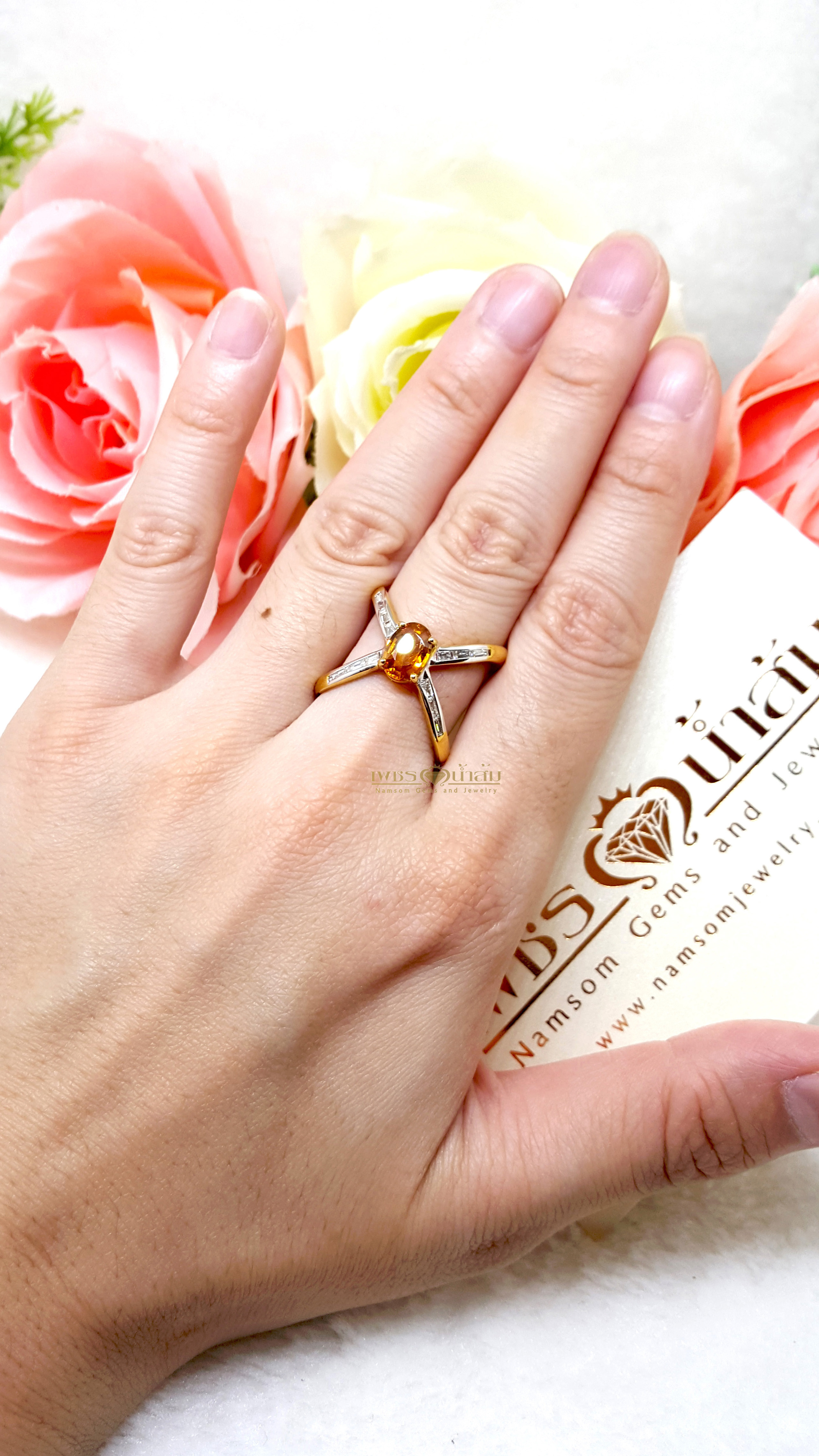 แหวนพลอยบุษราคัม Yellow Sapphire ฝังเพชรแท้ขอบข้าง น้ำงาม ทรงไขว้ สองชั้น เล่นลูกเล่นเหมือนใส่สองวงในวงเดียว บนตัวเรือนทองแท้ทั้งตัวเรือน
