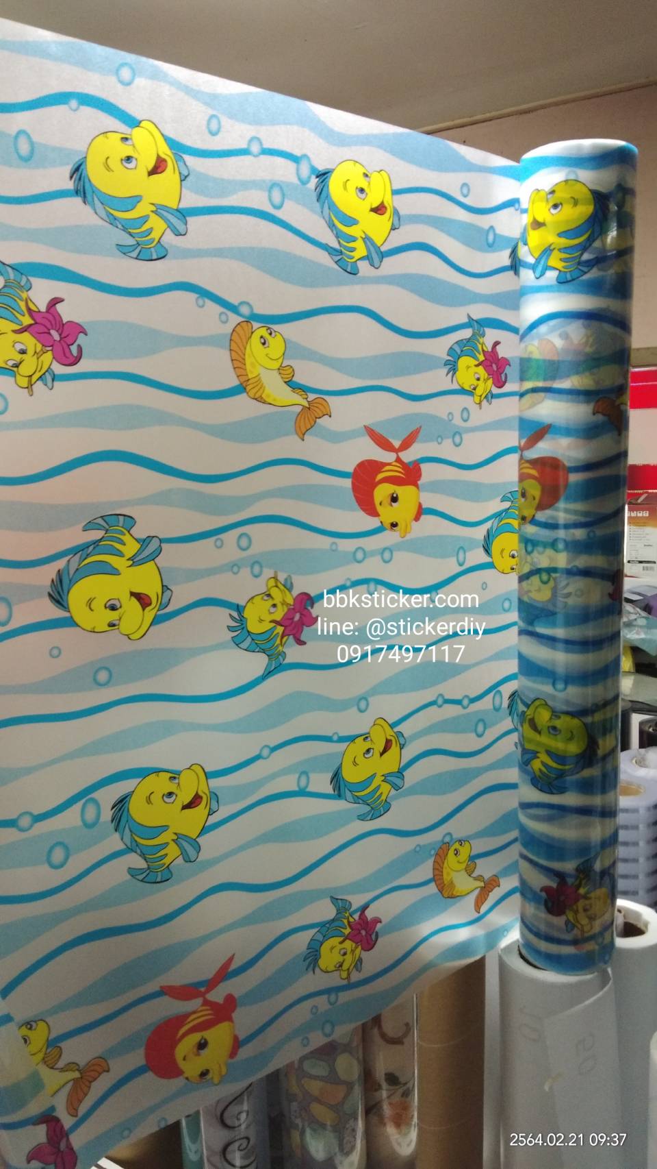 สติ๊กเกอร์ฝ้าติดกระจก แบบมีกาวในตัว ปลาการ์ตูน (หน้ากว้าง 90cm) เมตรละ 89 บาท
