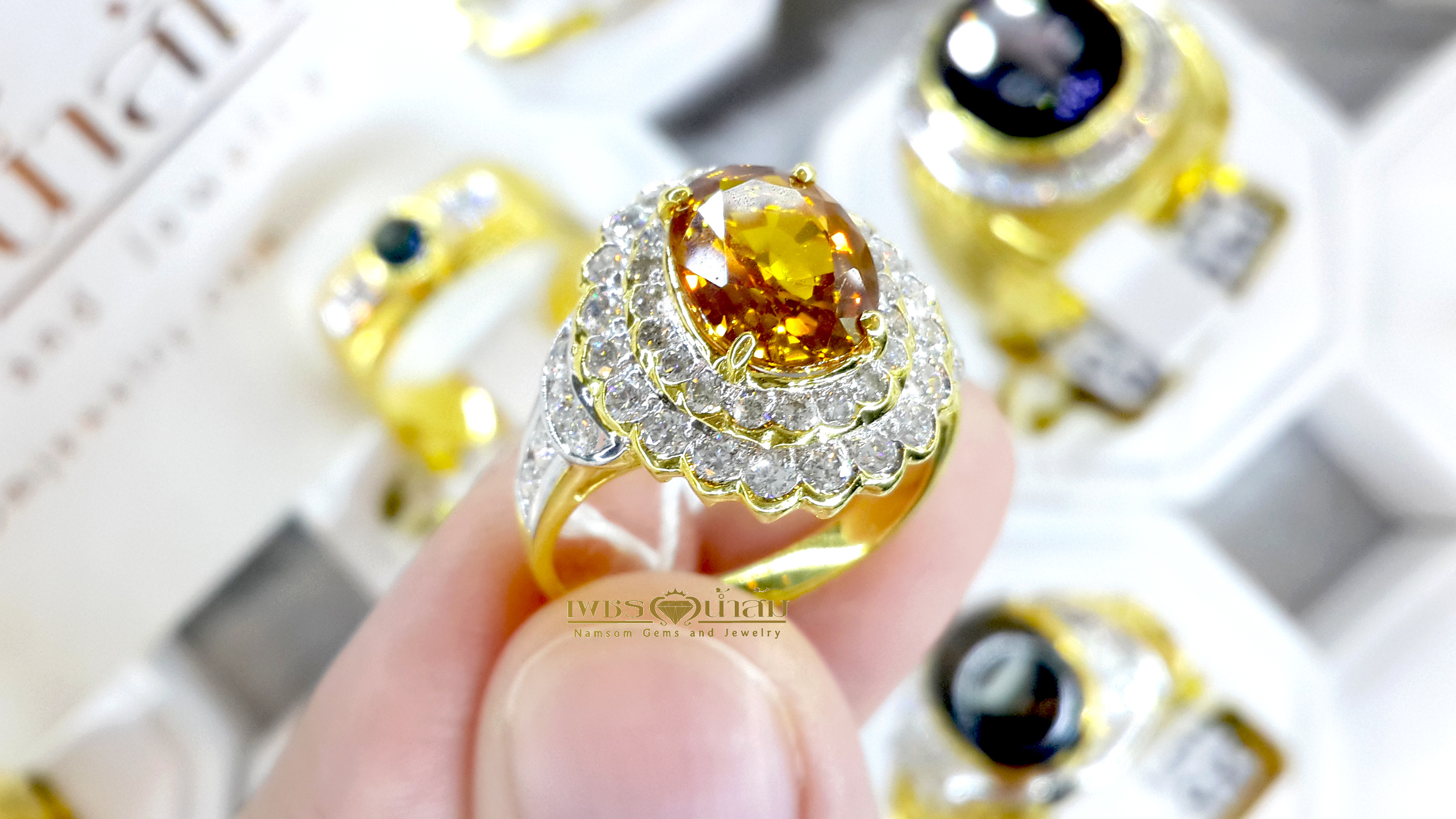 แหวนพลอยบุษราคัม Yellow Sapphire ล้อมเพชรแท้ น้ำงาม สองชั้น เล่นลูกเล่นเป็นขั้นบรรได ทำให้หัวแหวนโดนเด่น บนตัวเรือนทองแท้ทั้งตัวเรือน