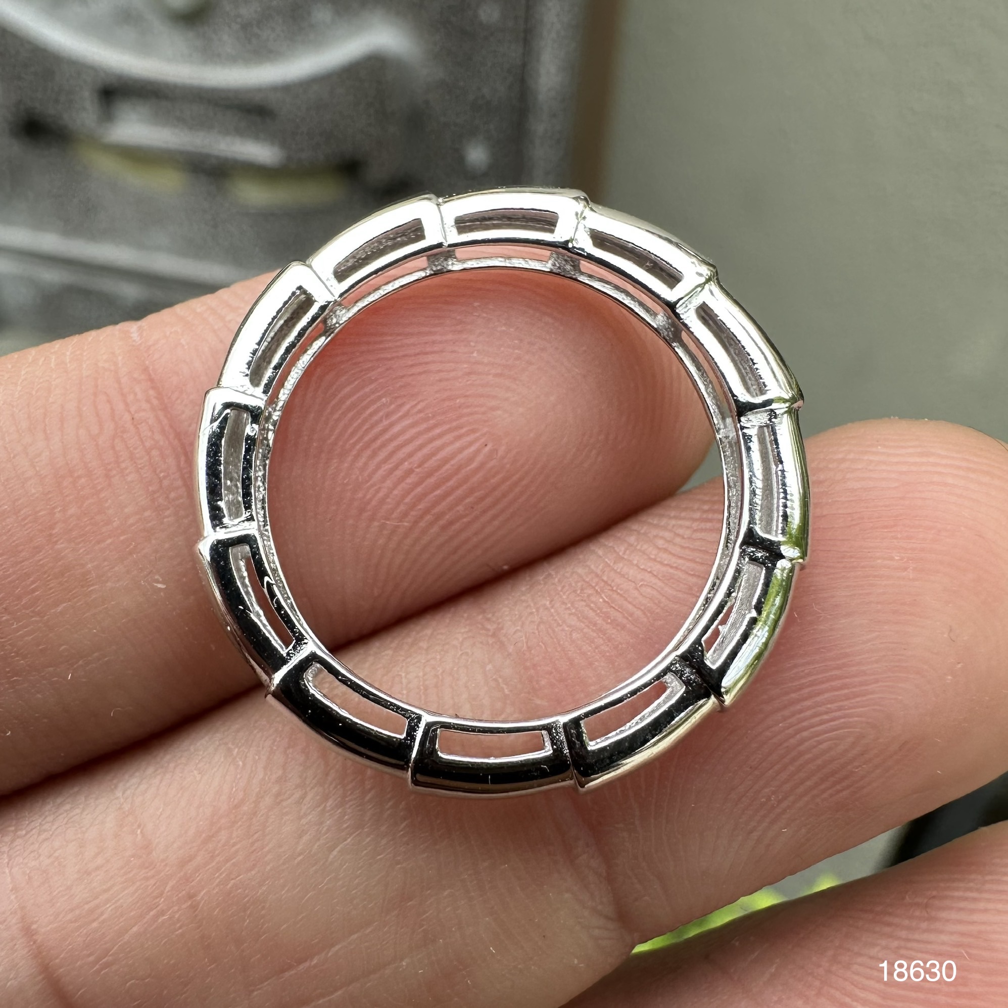 รหัส F-18630 แหวนลายเกล็ดงูรอบวง ทอง 9k white gold นน. 1.98 g