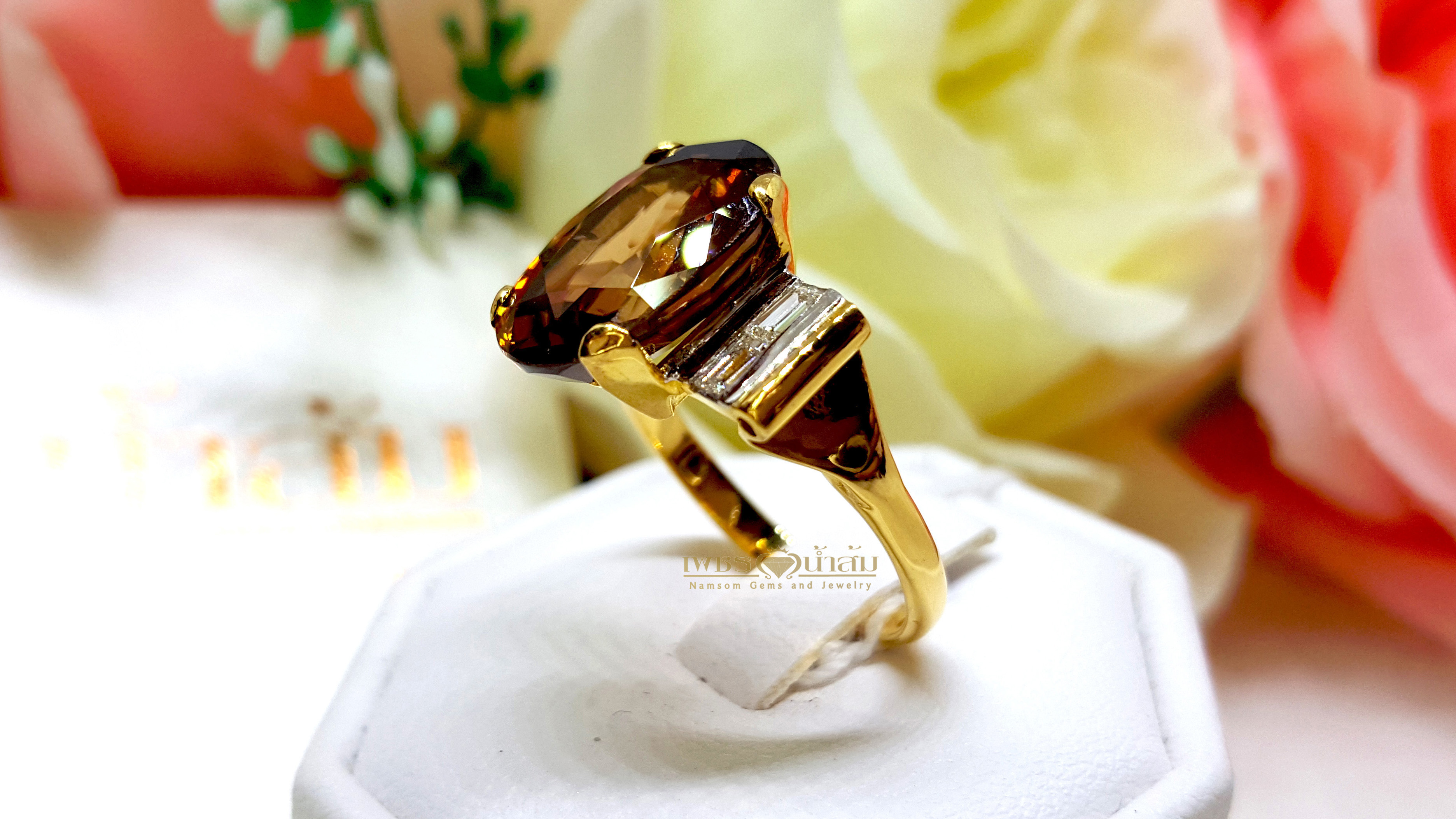 แหวนเพทายดิบสีแชมเปญ Champagne Zircon ประดับตกแต่งด้วยเพชรแท้บ่าข้าง บนตัวเรือนทองแท้ทั้งตัวเรือน