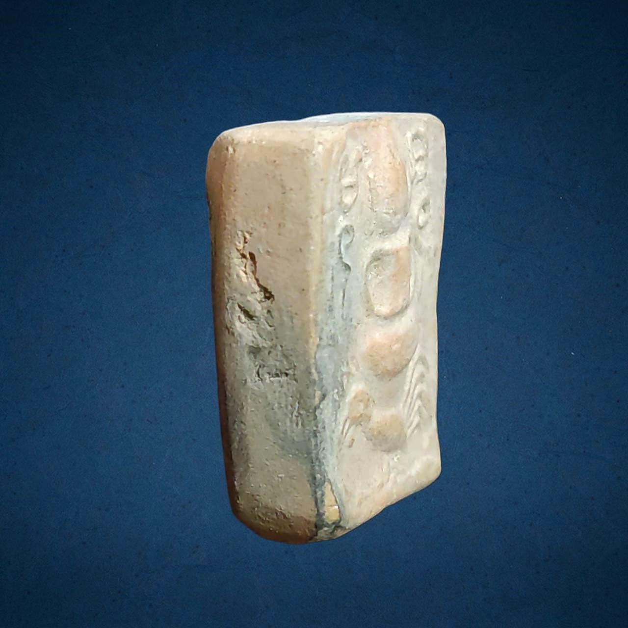 พระพุทธเจ้าประทับไก่หาง5เส้น หลวงพ่อมุ่ย วัดดอนไร่ จ.สุพรรณบุรี ปี 2508 เนื้อดิน