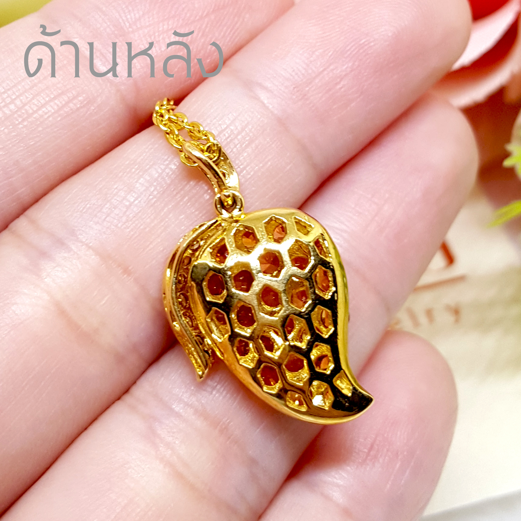 จี้พลอยแท้บุษราคัมจันทบุรี ออกแบบเป็นทรงมะม่วง ดีไซน์ดูทันสมัยน่ารัก เหมาะสำหรับเป็นของขวัลสำหรับวัยรุ่นที่สุดคะ