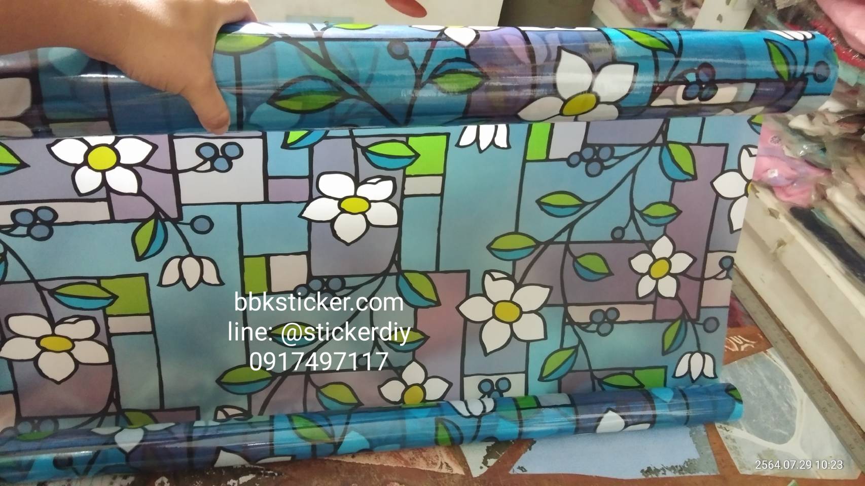 สติ๊กเกอร์ฝ้าติดกระจก แบบมีกาวในตัว ดอกไม้เลื้อยสีฟ้า (หน้ากว้าง 90cm) เมตรละ 89 บาท