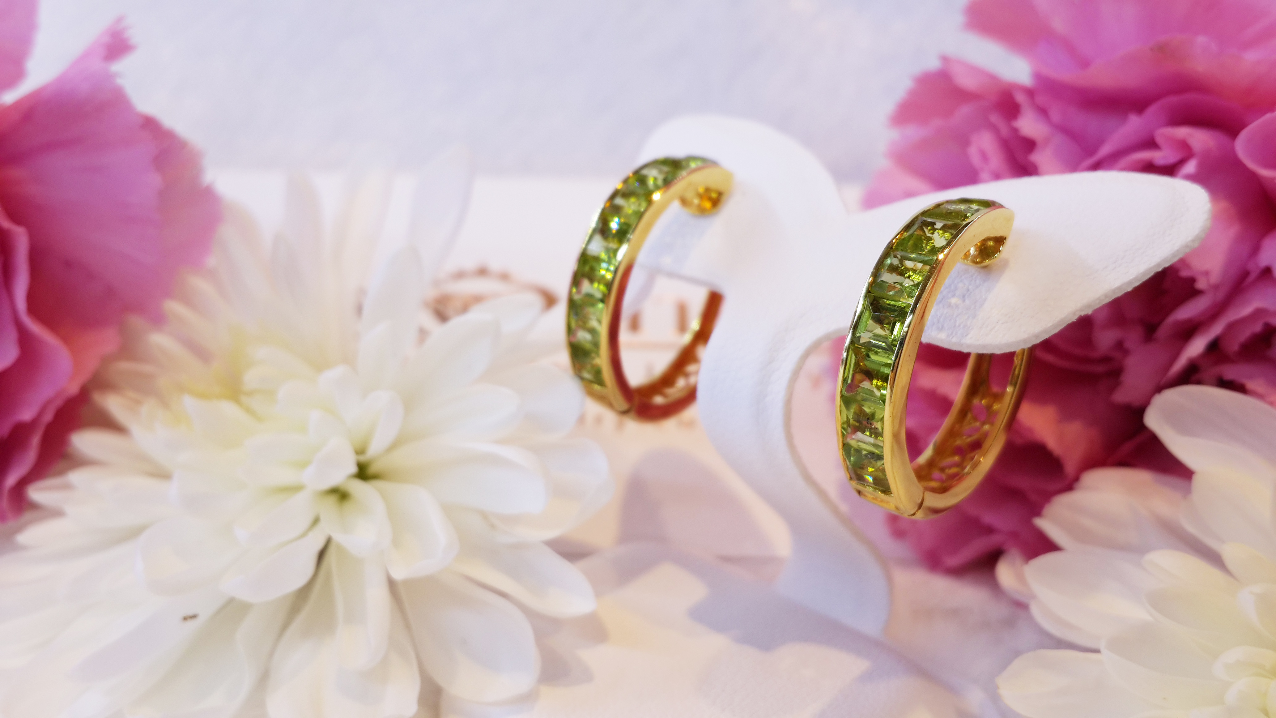 ต่างหูพลอย Peridot สีสวย รูปทรงห่วง ดีไซน์เก๋ ทันสมัย