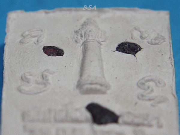 พระผงเทพสาริกาคู่มหาเสน่ห์ วัดพระโพธิสัตว์ธรรม ก.ม. 26 ต.ตาเนาะปูเต๊ะอ.บันนังสตา จ.ยะลา