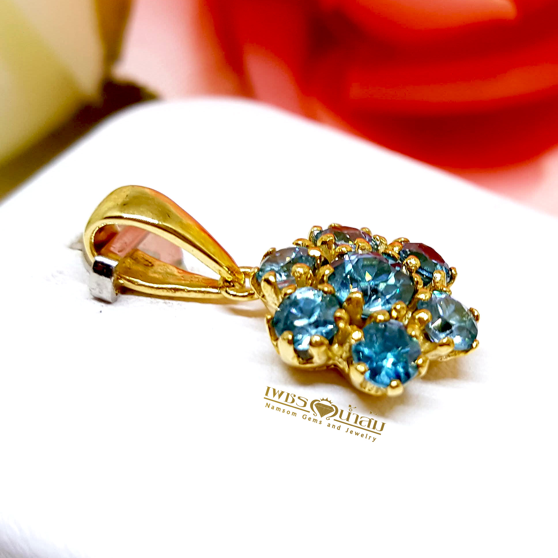 จี้พลอยเพทาย Blue Zircon เจียรเหลี่ยมเพชร ทรงดอกไม้ชิ้นเล็กน่ารัก งามเกินห้ามใจ ไม่ให้หลงใหล บนตัวเรือนทองแท้ทั้งตัวเรือน