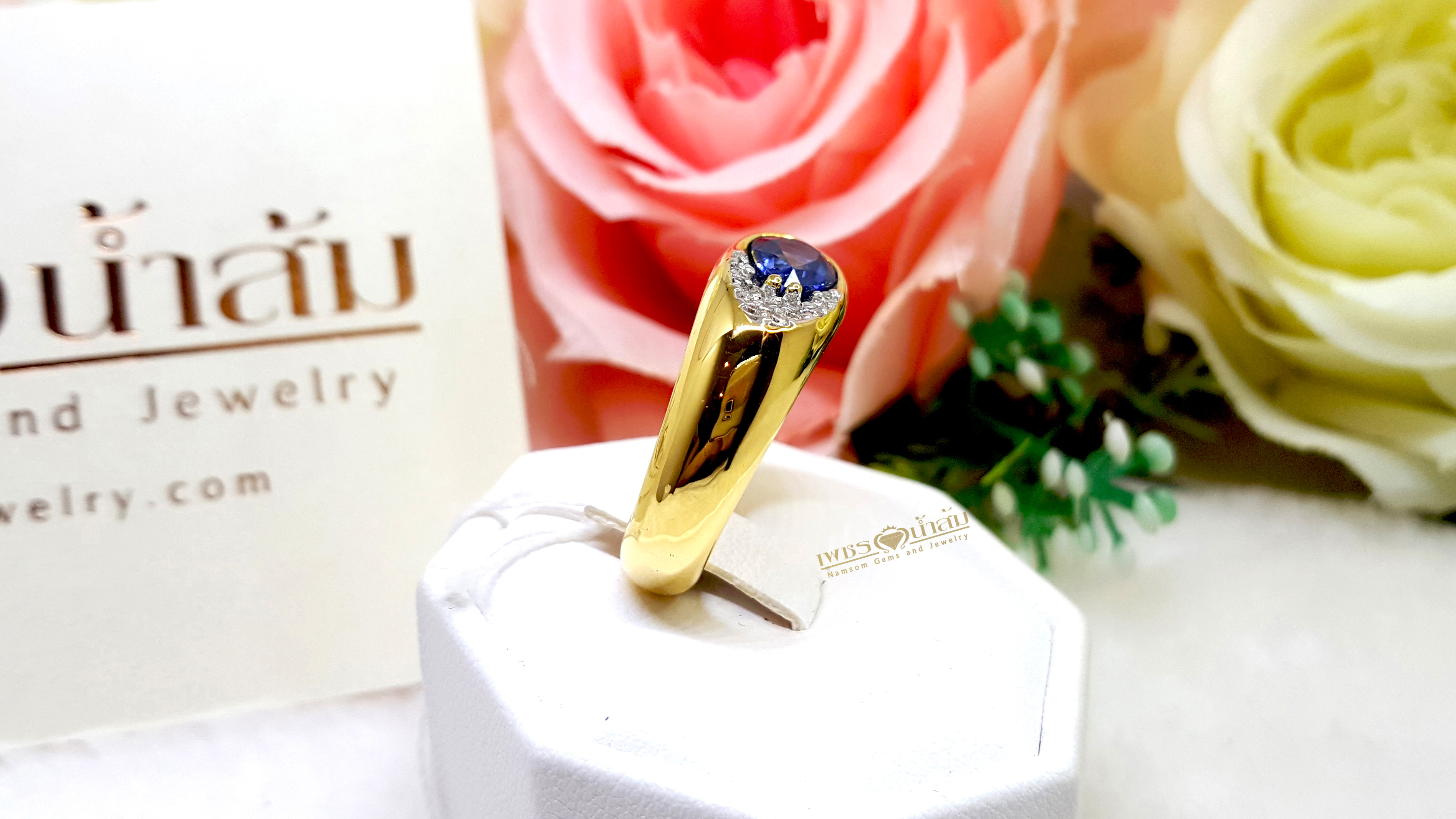 แหวนพลอยไพลิน Blue Sapphire เล่นแสงเล่นไฟ งานออกแบบทรงโมเดิร์น ประดับเพชรแท้ฝังจิกไข่ปลา บนตัวเรือนทองแท้ทั้งตัวเรือน