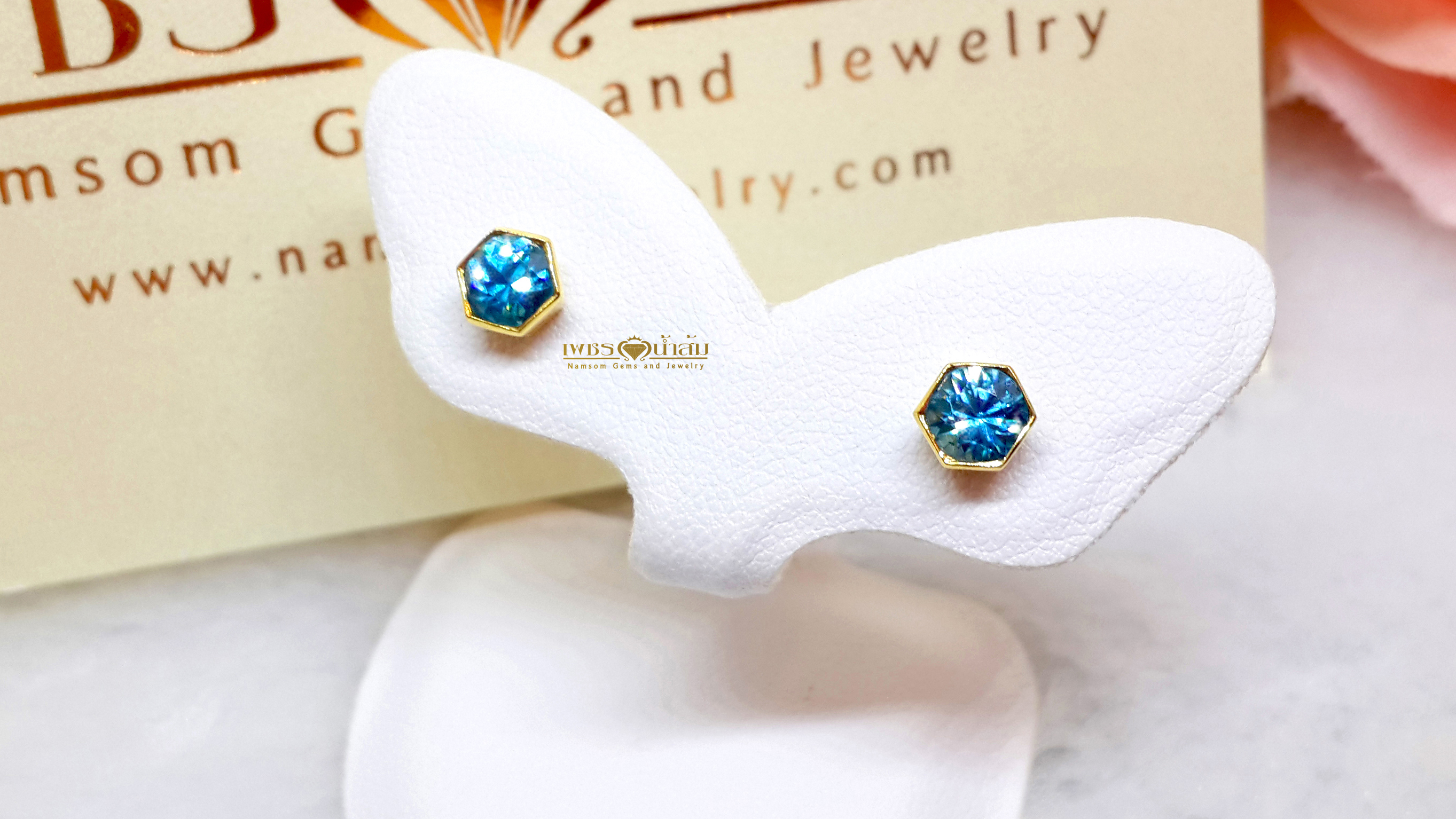 ต่างหูเพทายน้ำงาม Blue Zircon คู่เล็กน่ารัก ทรงหกเหลี่ยม ทรงทันสมัย บนตัวเรือนทองแท้ทั้งตัวเรือน