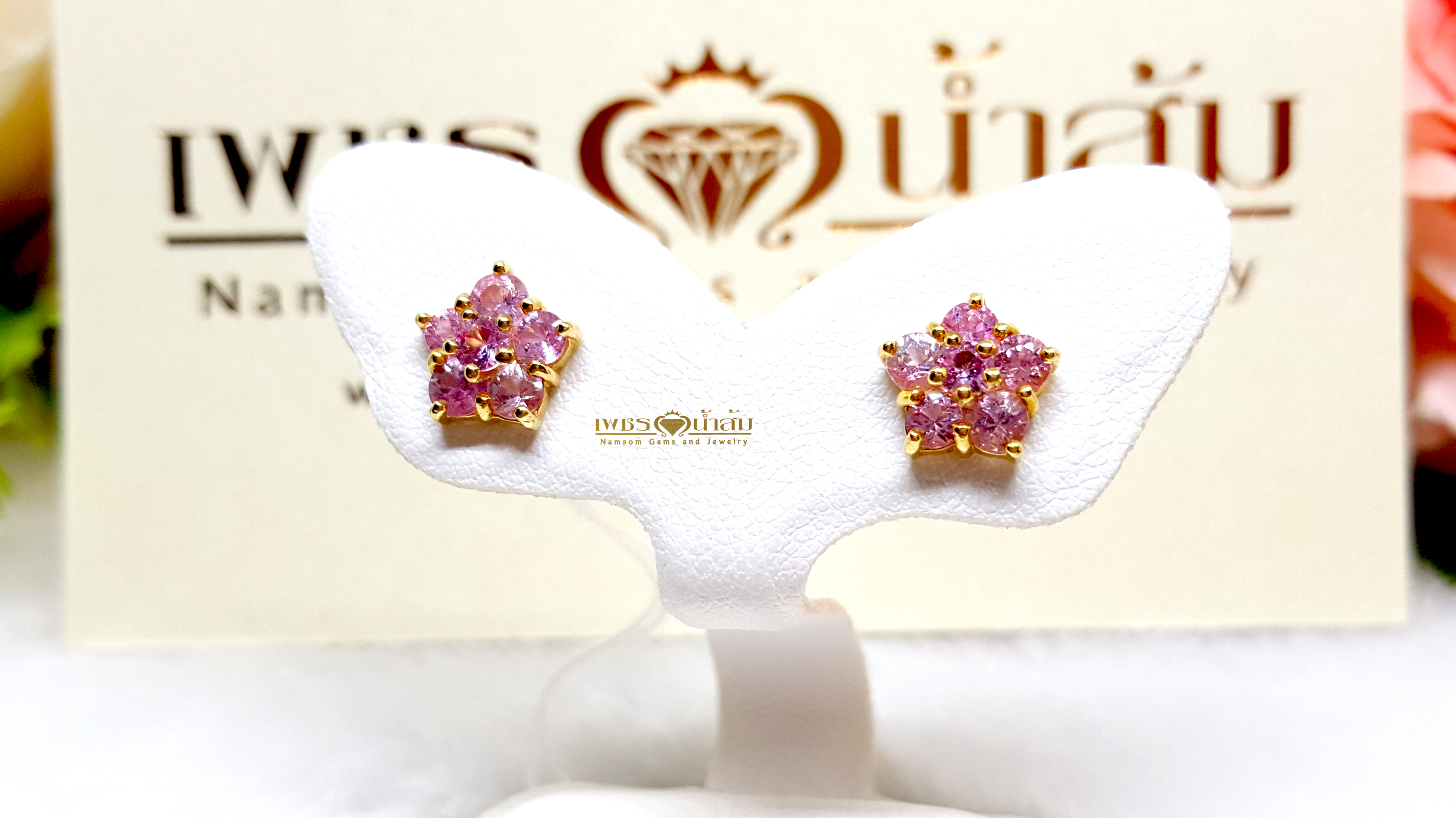 ต่างหูพลอยแซฟไฟร์สีชมพู Pink Sapphire เจียรเหลียมเพชร ทรงดอกไม้ เหมาะสำหรับสาวหวาน