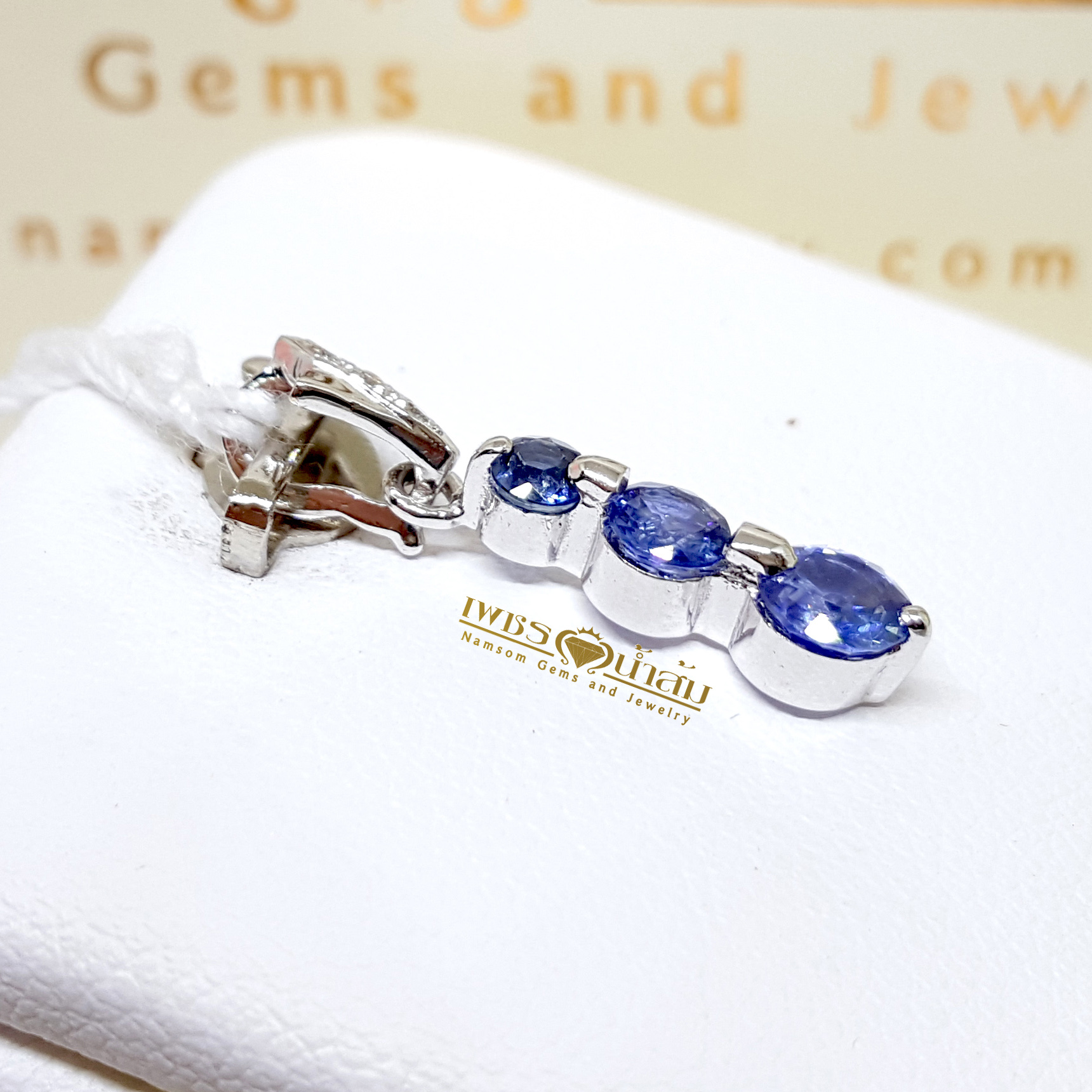 จี้พลอยไพลิน Blue Sapphire ประดับขั้นด้วยเพชรแท้ เรียงร้อยสลับเป็นแถว ดีไซน์ Minimal ดูเรียบง่าย ผลงานร่วมสมัยเหนือกาลเวลา