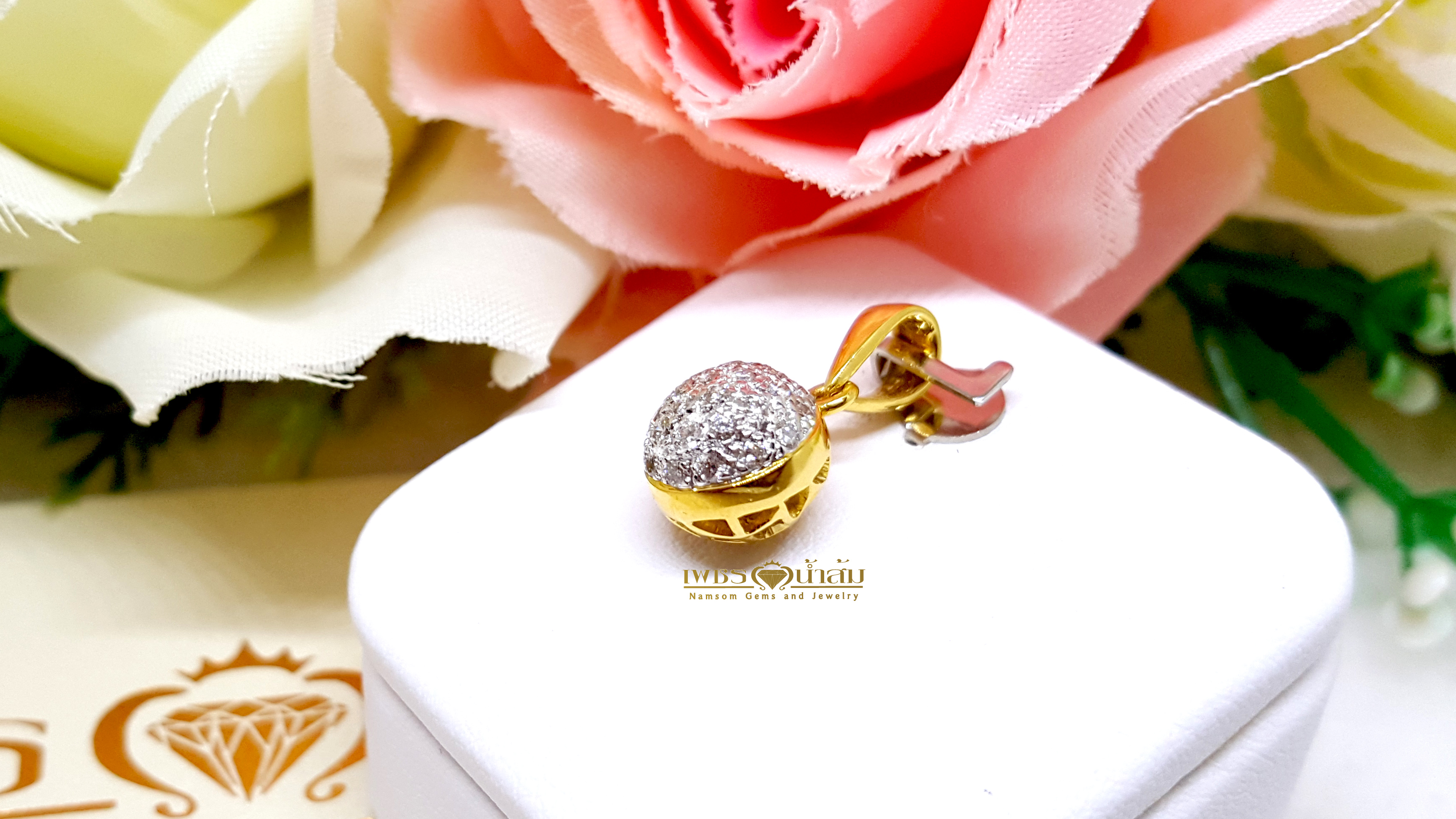 จี้เพชรแท้ฝังเรียบไร้หนาม ทรงกลมลูกโลก ขณะสวมจะเหวี่ยงตัวแก่วงตามผู่ใส่ หยอกเอินทุกสายตาให้หันมามอง