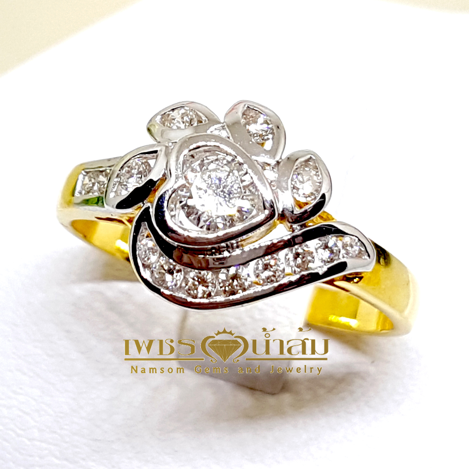 แหวนเพชรแท้ น้ำงาม ออกแบบเป็นทรงดอกไม้ สวยหวานน่ารัก