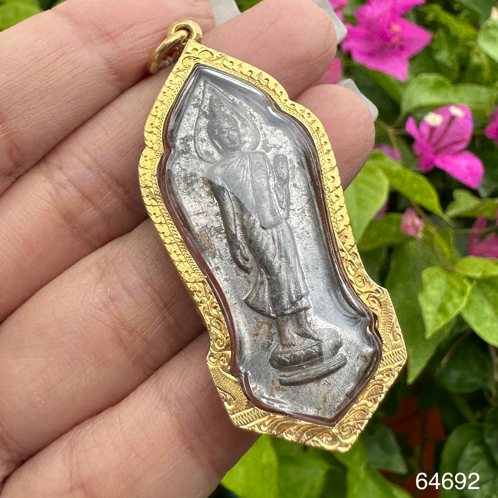 รหัส 64692 พระพุทธลีลา ฉลอง 25 ศตวรรษ เนื้อชินตะกั่ว เลี่ยมทอง90 นน. 14.93 g