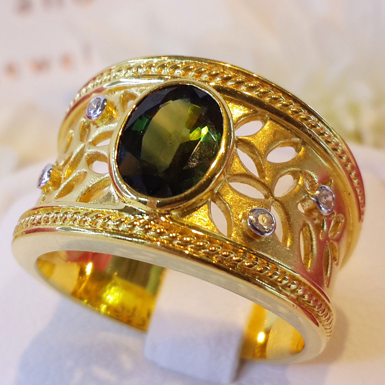 แหวน เขียวส่องGreen Sapphire เม็ดโตสวยเด่น