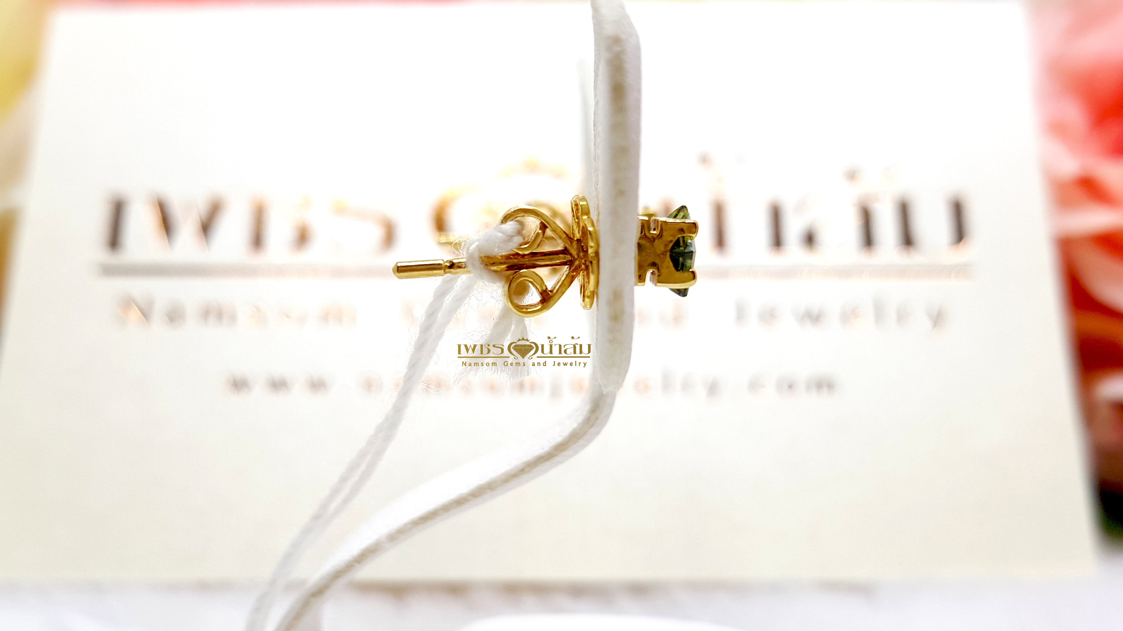 ต่างหูพลอยเขียวส่อง Green Sapphire เจียรทรงเหลี่ยม สีสวย เรียบง่ายสวมใสได้ทุกวัน