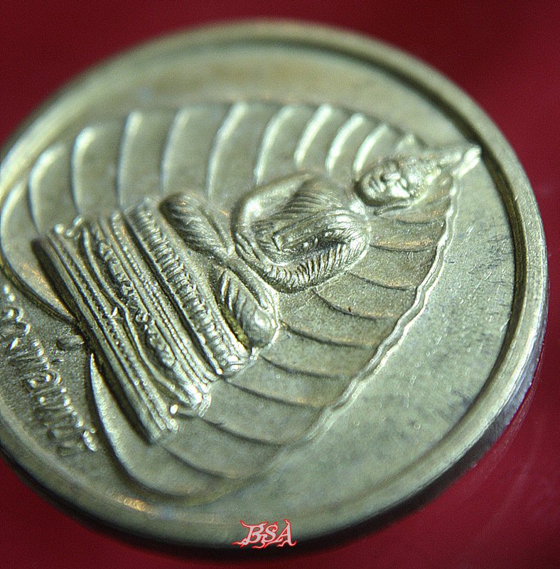 เหรียญกลมไม่มีห่วงพระพุทธ หลวงพ่อเพชร วัดโพธาราม จ.นครสวรรค์ รุ่น 1 ปี 2542