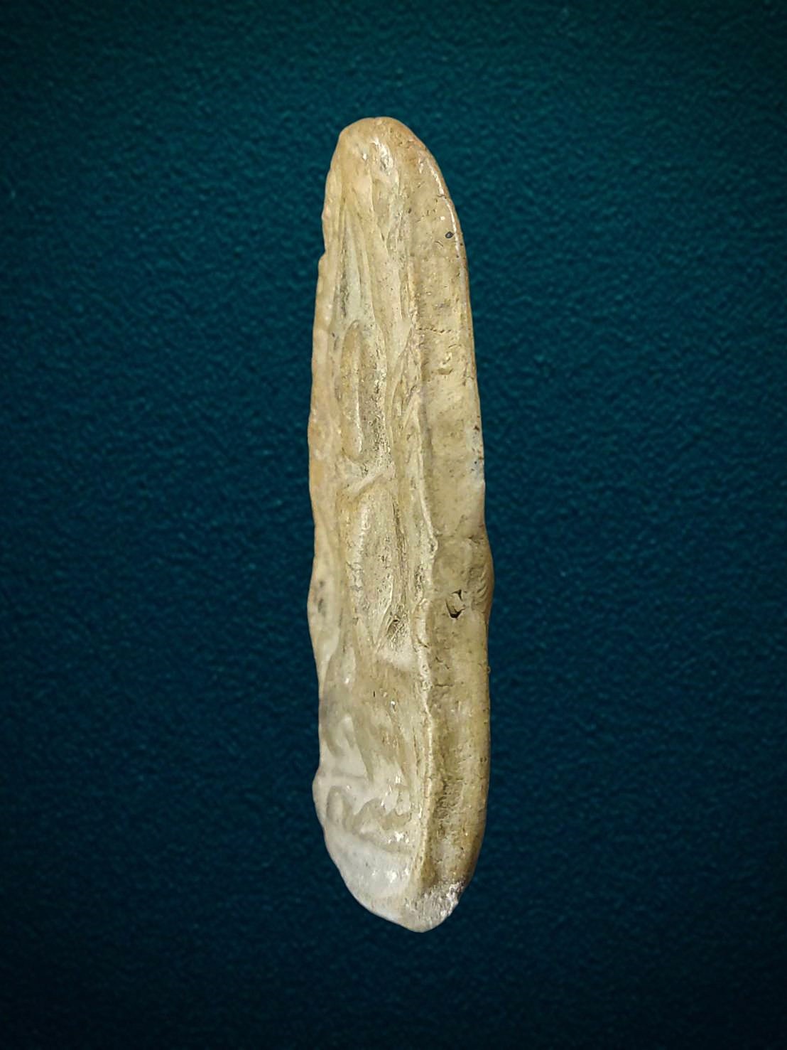 พระขุนแผน แตงกวาผ่าซีก หลวงพ่อดี วัดพระรูป อ.เมือง จ.สุพรรณบุรี เนื้อดิน