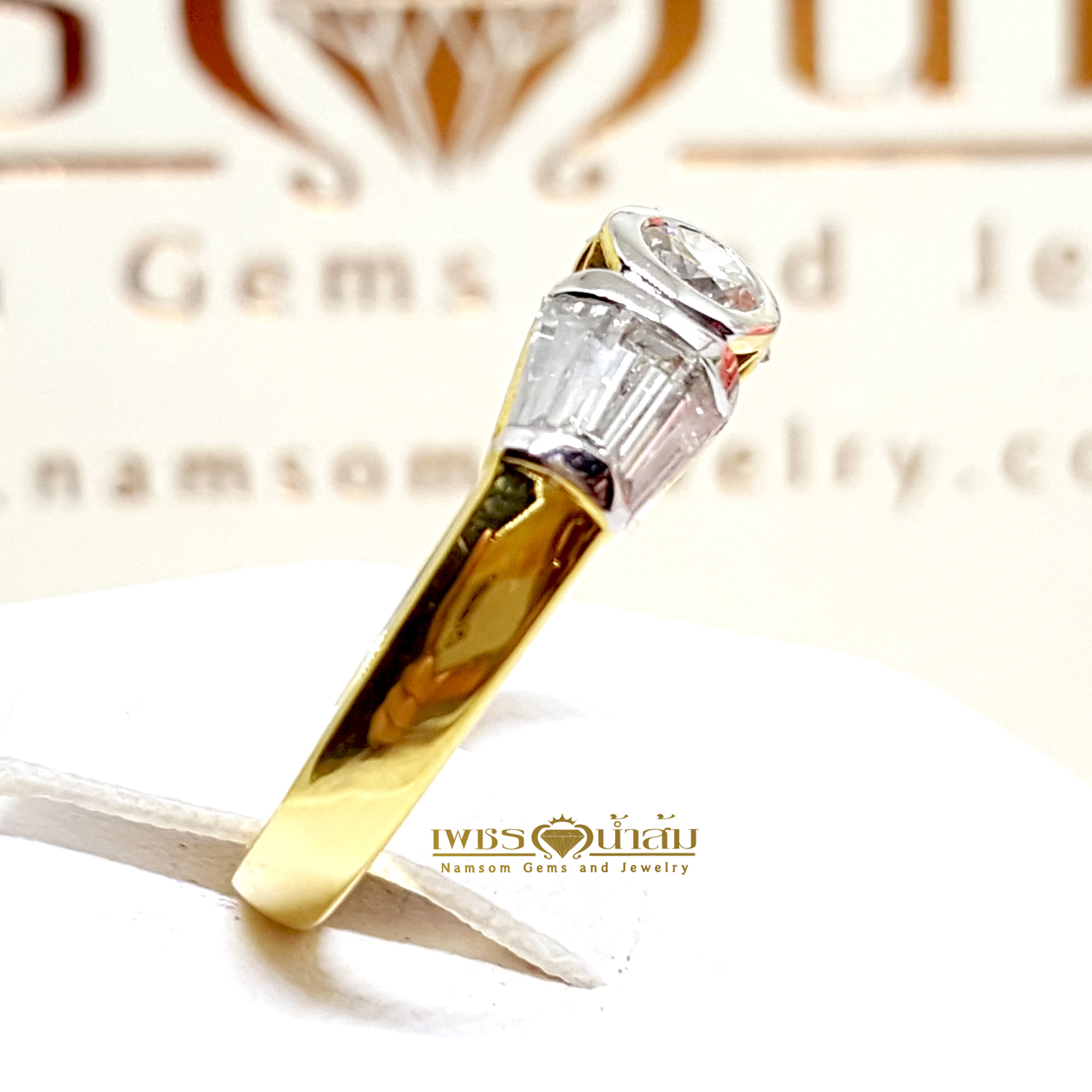 แหวนเพชรแท้ เพชร Round Cut ประดับด้วยเพชร Baguette Cut เพชรแท้ 1-0.17ct / 6-0.50ct