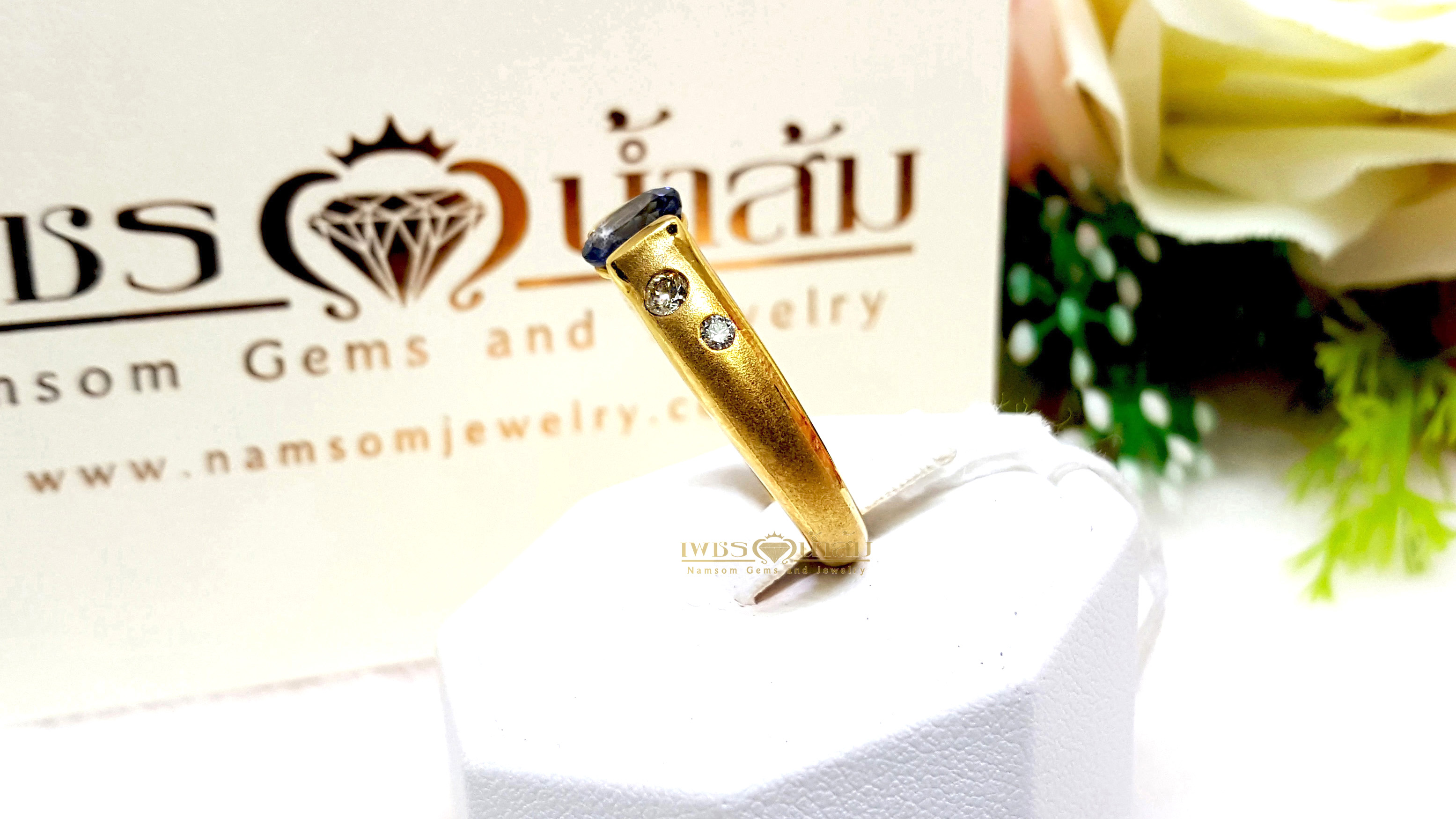 แหวนพลอยไพลิน Blue Sapphire สีเข้มสวยสด ประดับตกแต่งด้วยเพชรแท้ขอบข้าง บนตัวเรือนทองแท้ทั้งตัวเรือน