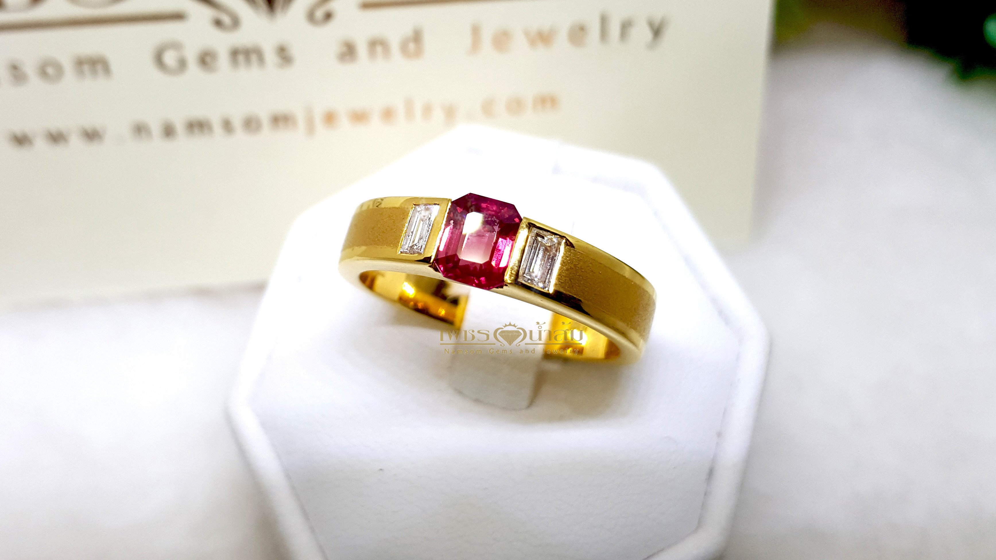 แหวนพลอยทับทิม Ruby สีสดเจียรเหลี่ยม Asscher ประดับตกแต่งด้วยเพชรแท้ที่ขอบข้าง บนตัวเรือนทองแท้ทั้งตัวเรือน
