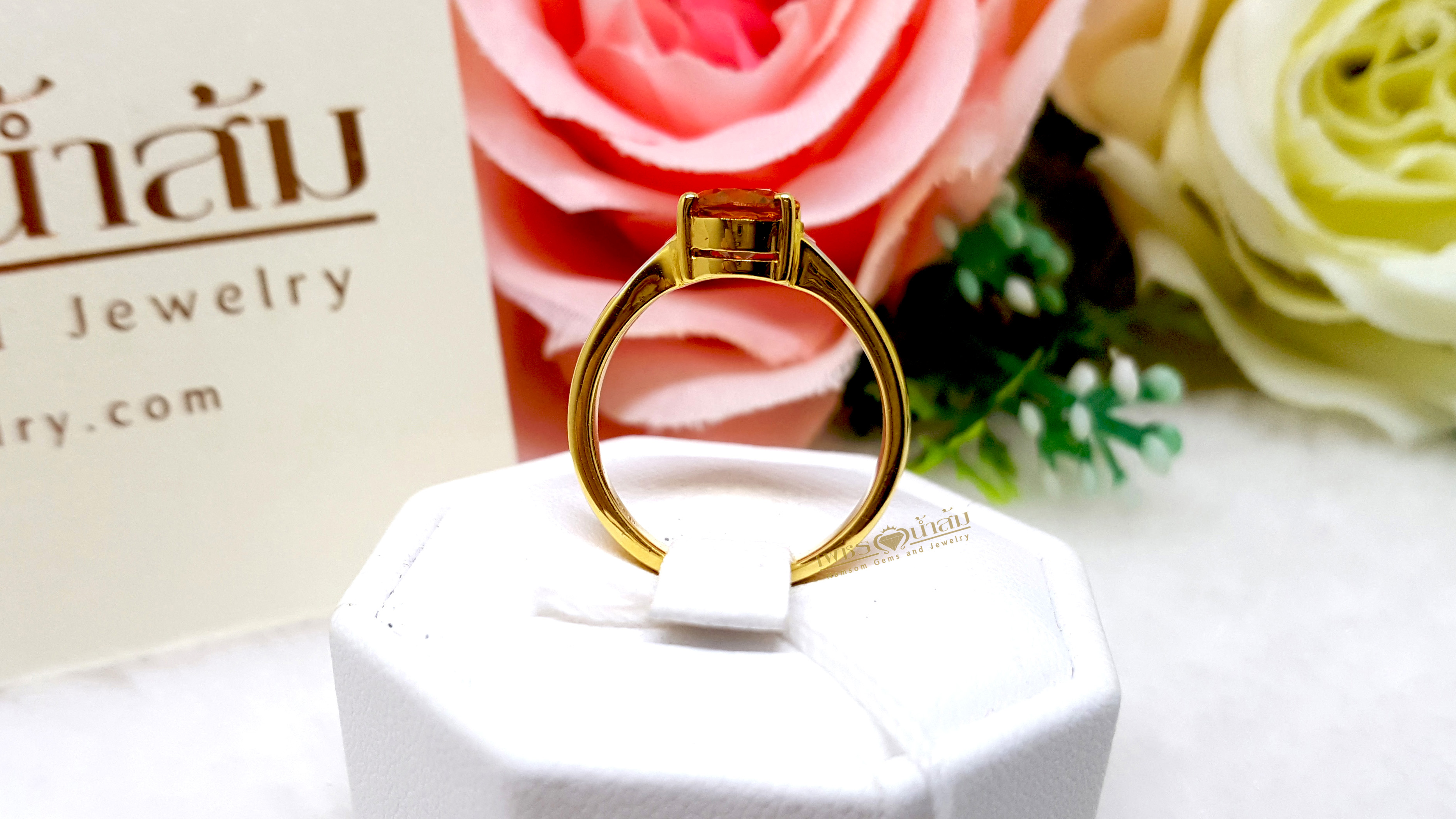 แหวนพลอยบุษราคัม Yellow Sapphire ฝังเพชรแท้ ทรงแบเก็ต Baguette น้ำงาม ตรงบ่าสองข้าง ชูหัวแหวนให้โดดเด่น บนตัวเรือนทองแท้ทั้งตัวเรือน