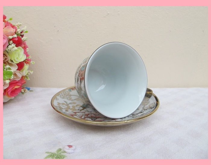 ถ้วยนำ้ชาลายดอกขอบทอง พร้อมจานรอง แพ็คกล่องทอง พร้อมป้ายชื่อ