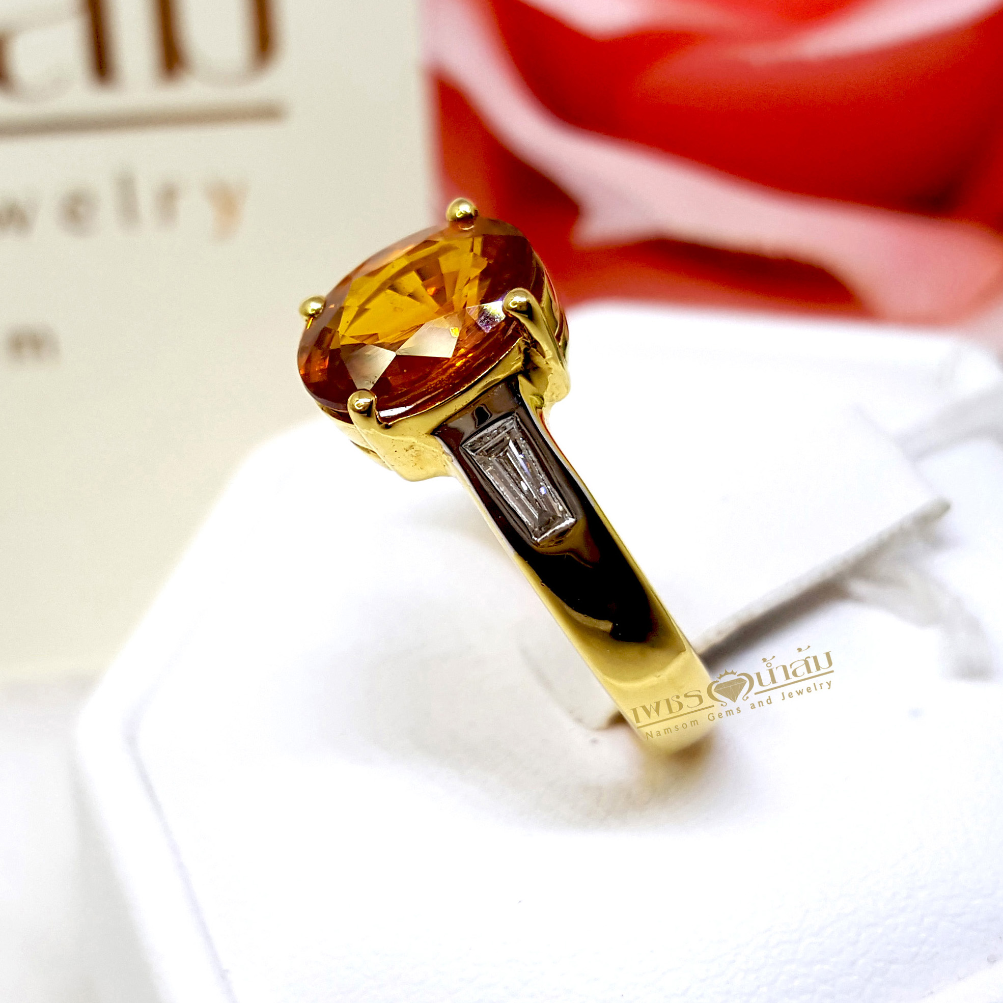 แหวนพลอยบุษราคัม Yellow Sapphire ฝังเพชรแท้ ทรงแบเก็ต Baguette น้ำงาม ตรงบ่าสองข้าง ชูหัวแหวนให้โดดเด่น บนตัวเรือนทองแท้ทั้งตัวเรือน