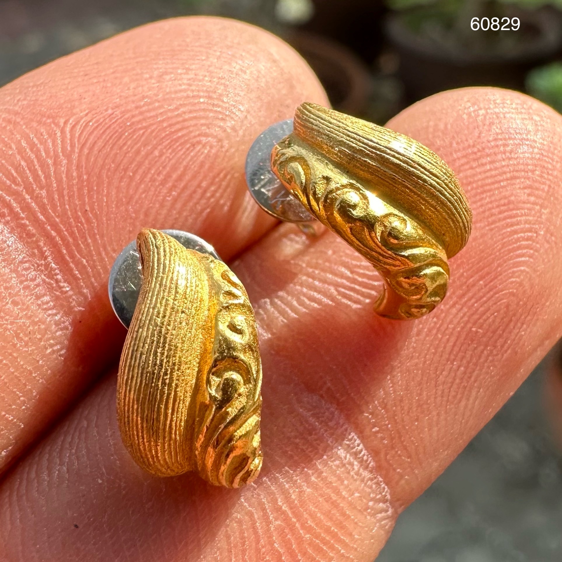 รหัส 60829 ต่างหู Gold Master ทอง24K แกะลาย ขนแมว แป้นทอง14K งานสวยมาก นน. 4.66 g