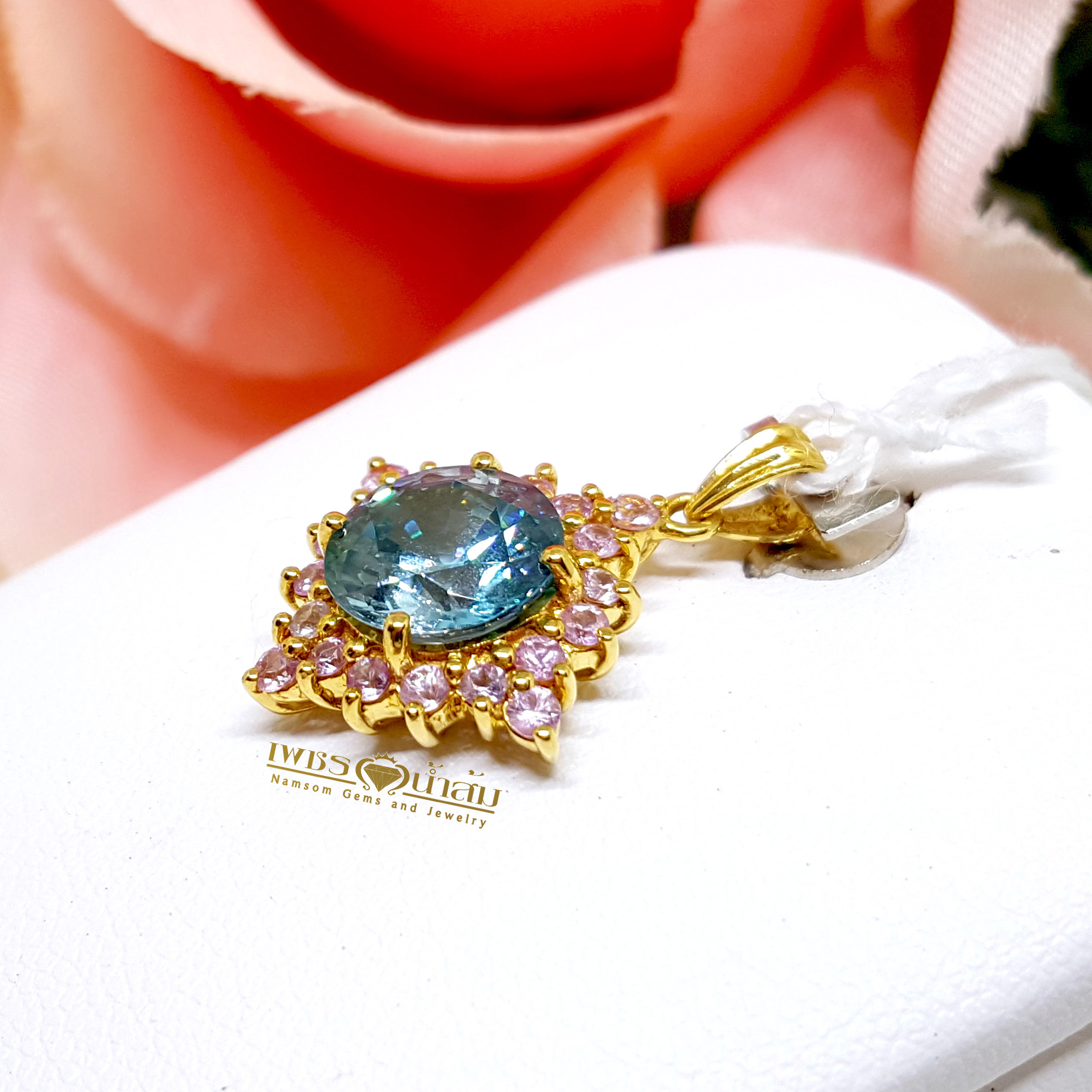 จี้พลอยเพทาย Blue Zircon สีสวยน้ำงาม ล้อมด้วย Pink Sapphire ดูหวานน่ารัก
