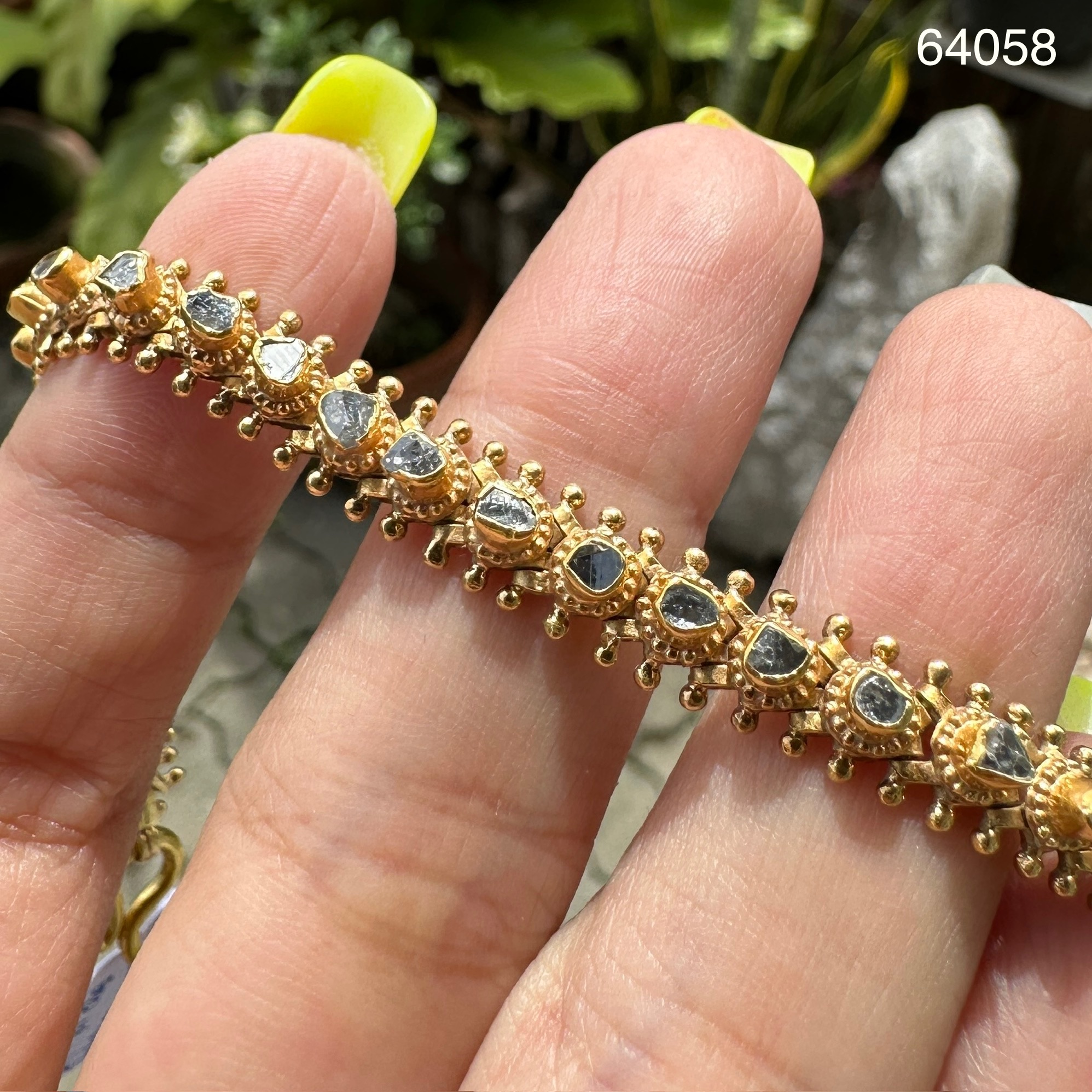 รหัส 64058 สร้อยข้อมือ เพชรซีก ลายตะขาบ รอบเส้น ทอง90 ความยาว 18 ซม. นน. 16.87 g