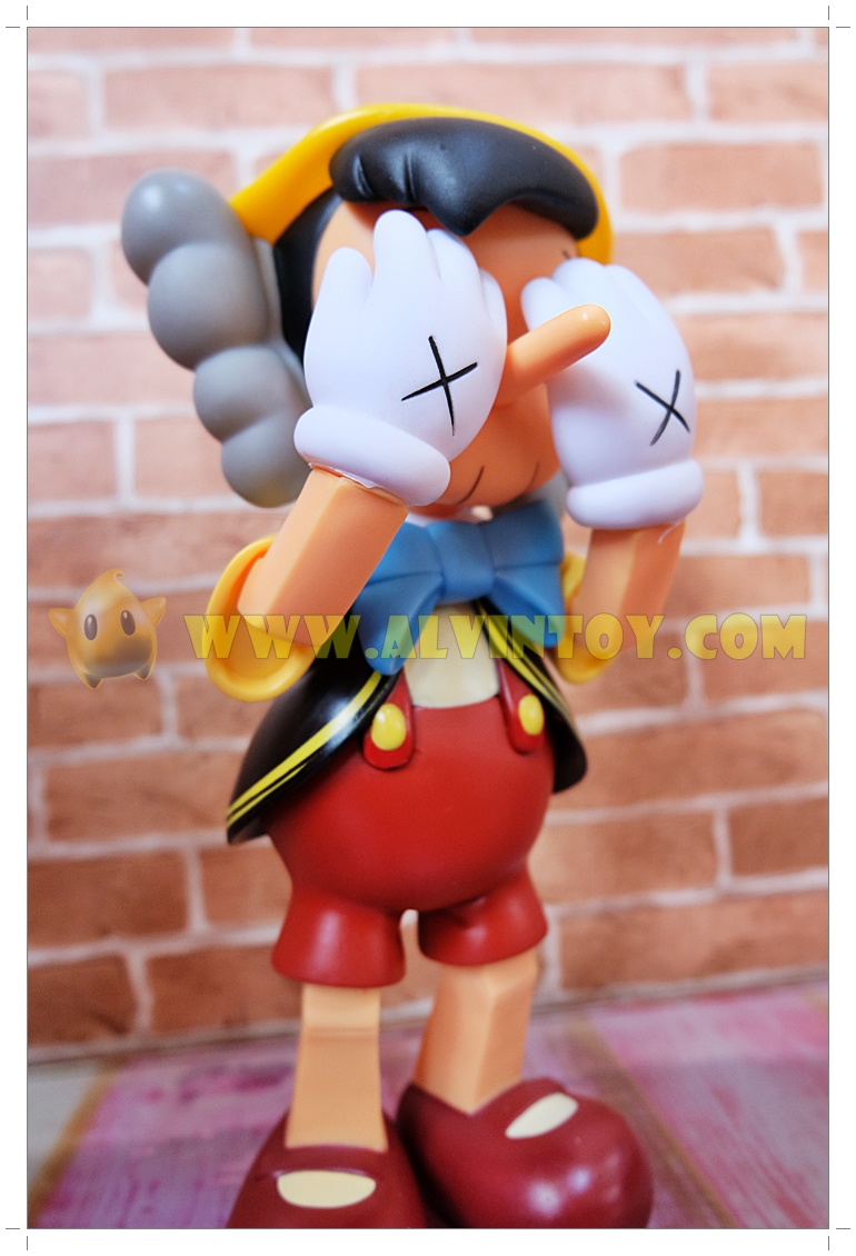 KAWS Pinocchio & Jiminy Cricket โมเดลพิน็อกคิโอ ความสูง 27 ซม. & คริกเก็ต ความสูง 5 ซม.