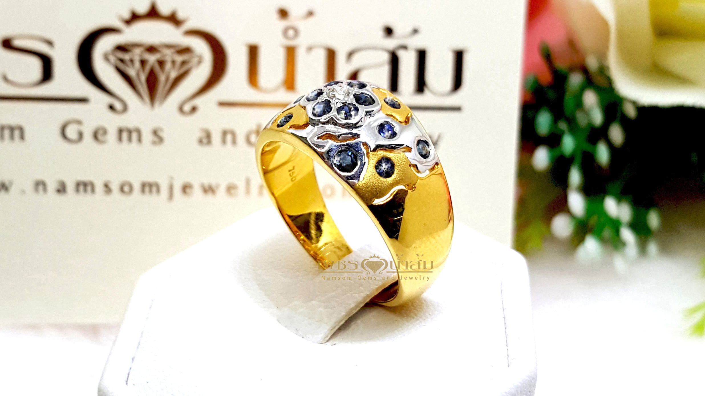 แหวนพลอยไพลิน Blue Sapphire ทรงดอกไม้ลายไทย บนตัวเรือนทองแท้ทั้งตัวเรือน