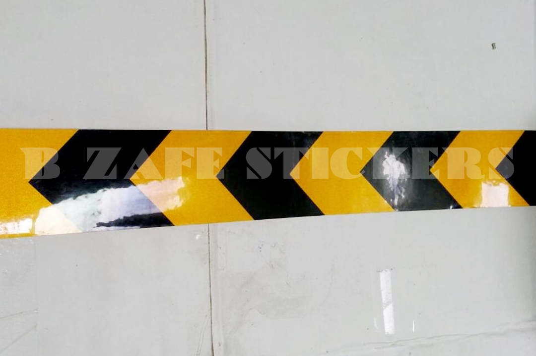 แถบสติ๊กเกอร์สะท้อนแสง เหลือง-ดำ ลายลูกศร กว้าง 2 นิ้ว x ยาว 45 ม.
