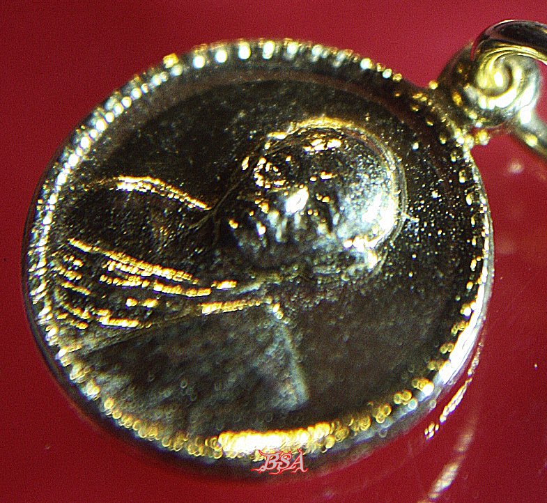 เหรียญกลมเล็กกะไหล่ทอง หลวงพ่อแพ วัดพิกุลทอง จ.สิงห์บุรี สร้างปี 2535