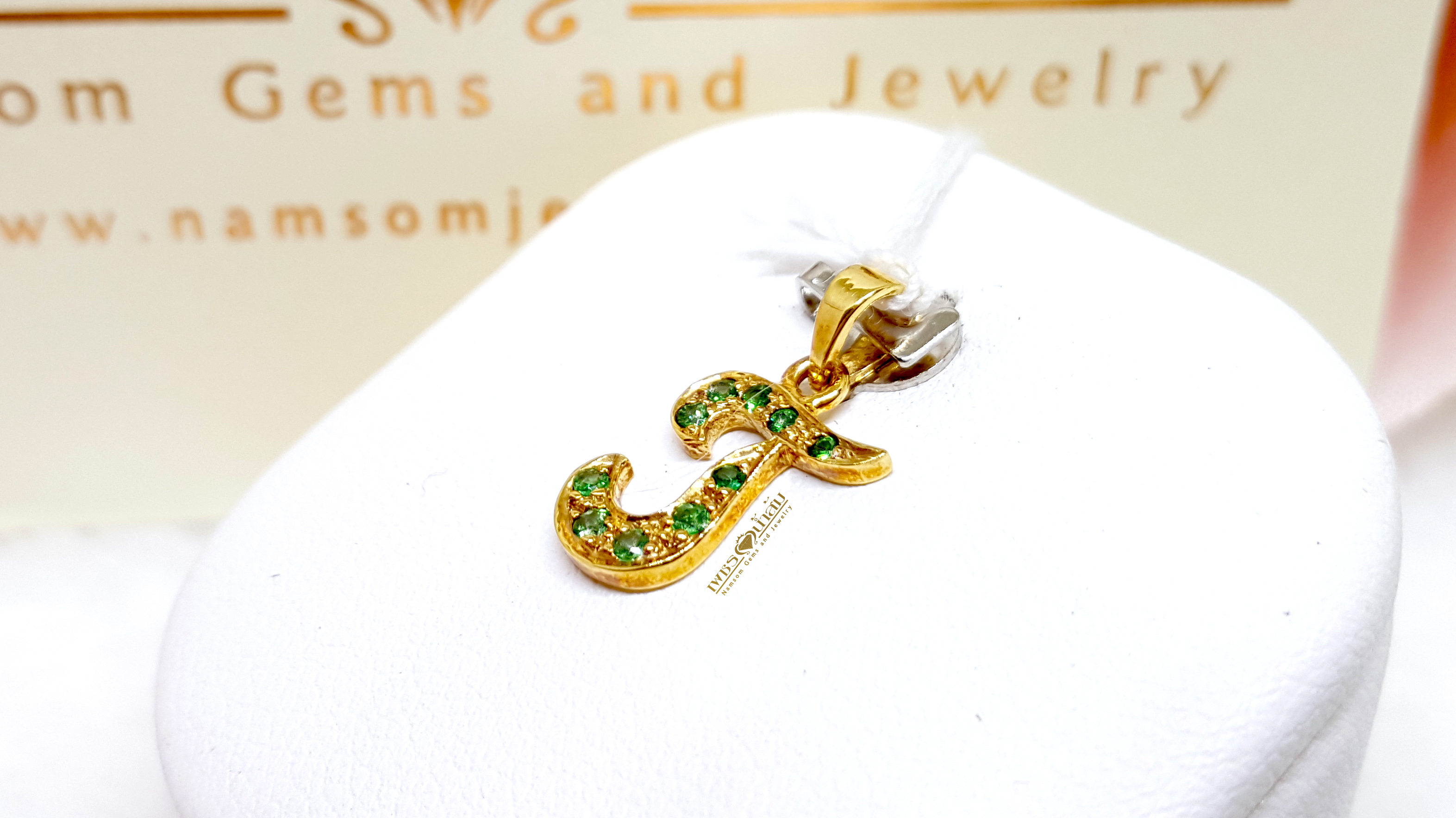 จี้พลอยมรกต Emerald ทรงตัวT/J ประดับตกแต่งฝังจิกไข่ปลาด้วยมรกต น้ำงาม