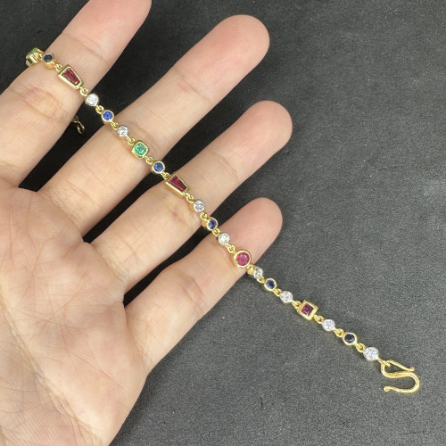 รหัส 63855 สร้อยข้อมือ ทับทิม ไพลิน มรกต ฝังเพชร 11 เม็ด 0.55 กะรัต ทอง18Kขาว ชุบทอง ความยาว 17 ซม. นน. 8.88 g
