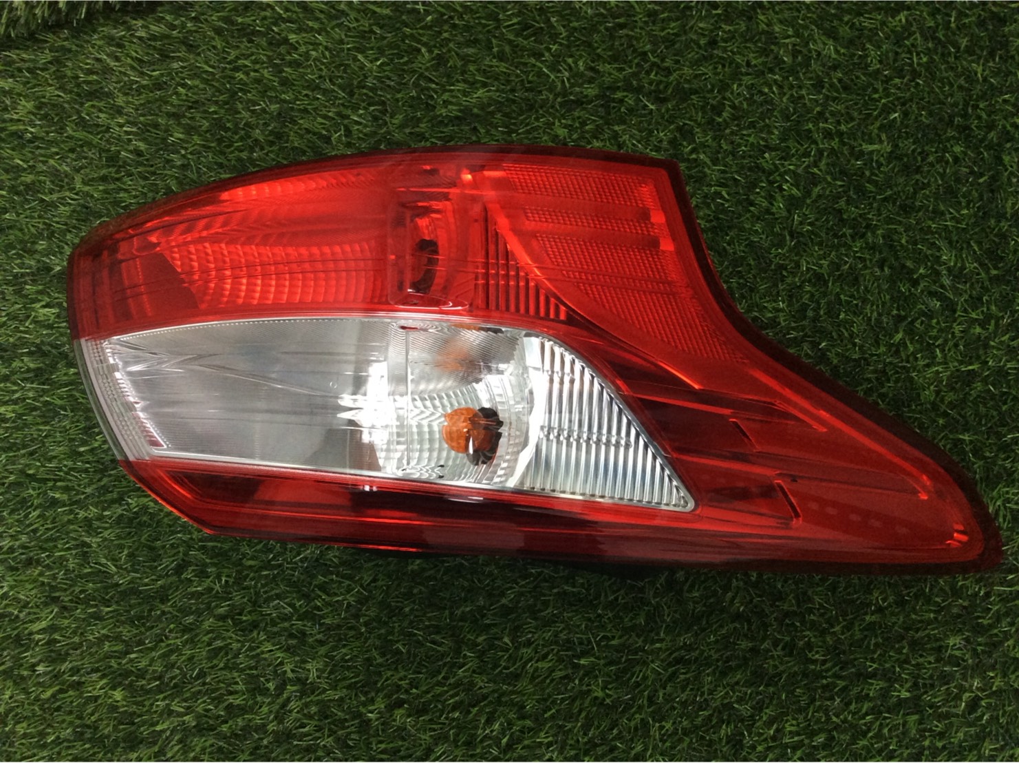 เสื้อไฟท้าย (ฝั่งซ้าย ) ฟร์อด โฟกัส ปี2012 (4ประตู) FODR FOCUS ปี2012 (4ประตู) / เเท้ห้าง